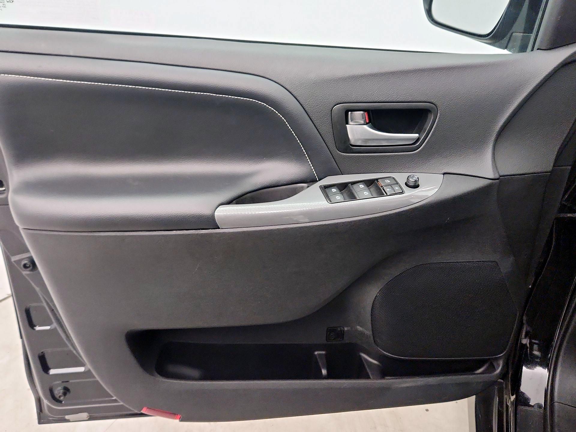 Thumbnail: 2018 Toyota Sienna - 12