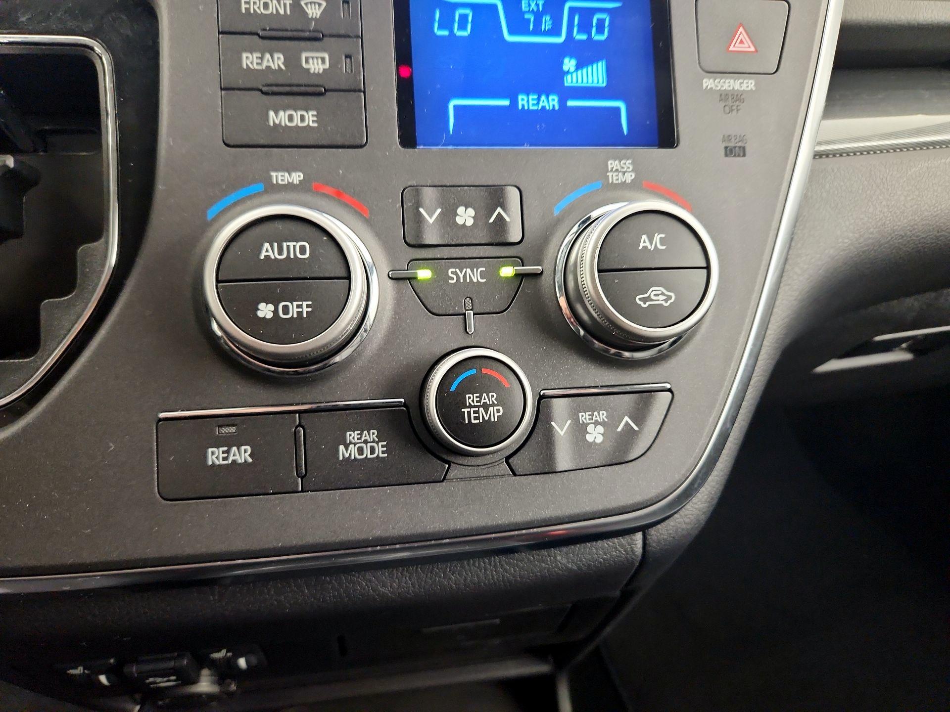 Thumbnail: 2018 Toyota Sienna - 16