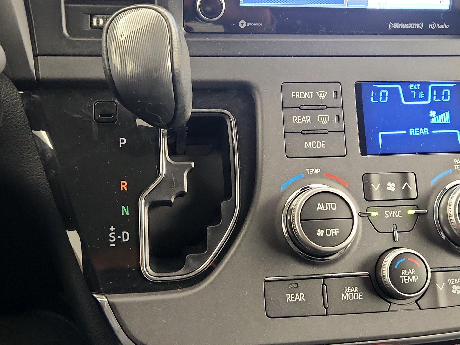Thumbnail: 2018 Toyota Sienna - 17