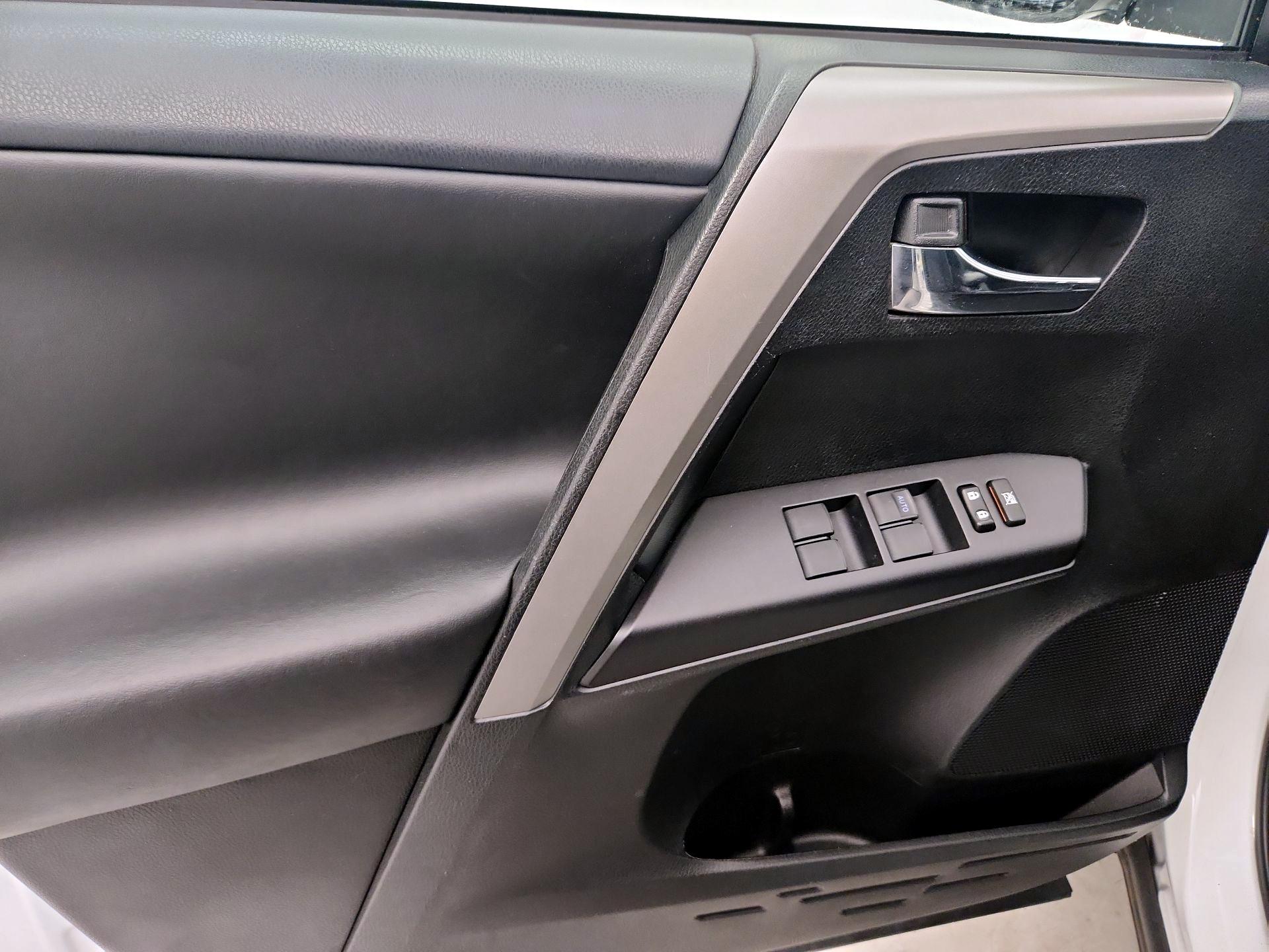 Thumbnail: 2018 Toyota RAV4 - 12