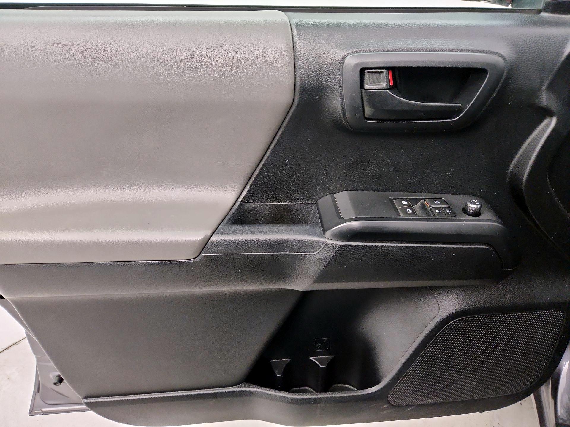 Thumbnail: 2016 Toyota Tacoma - 12