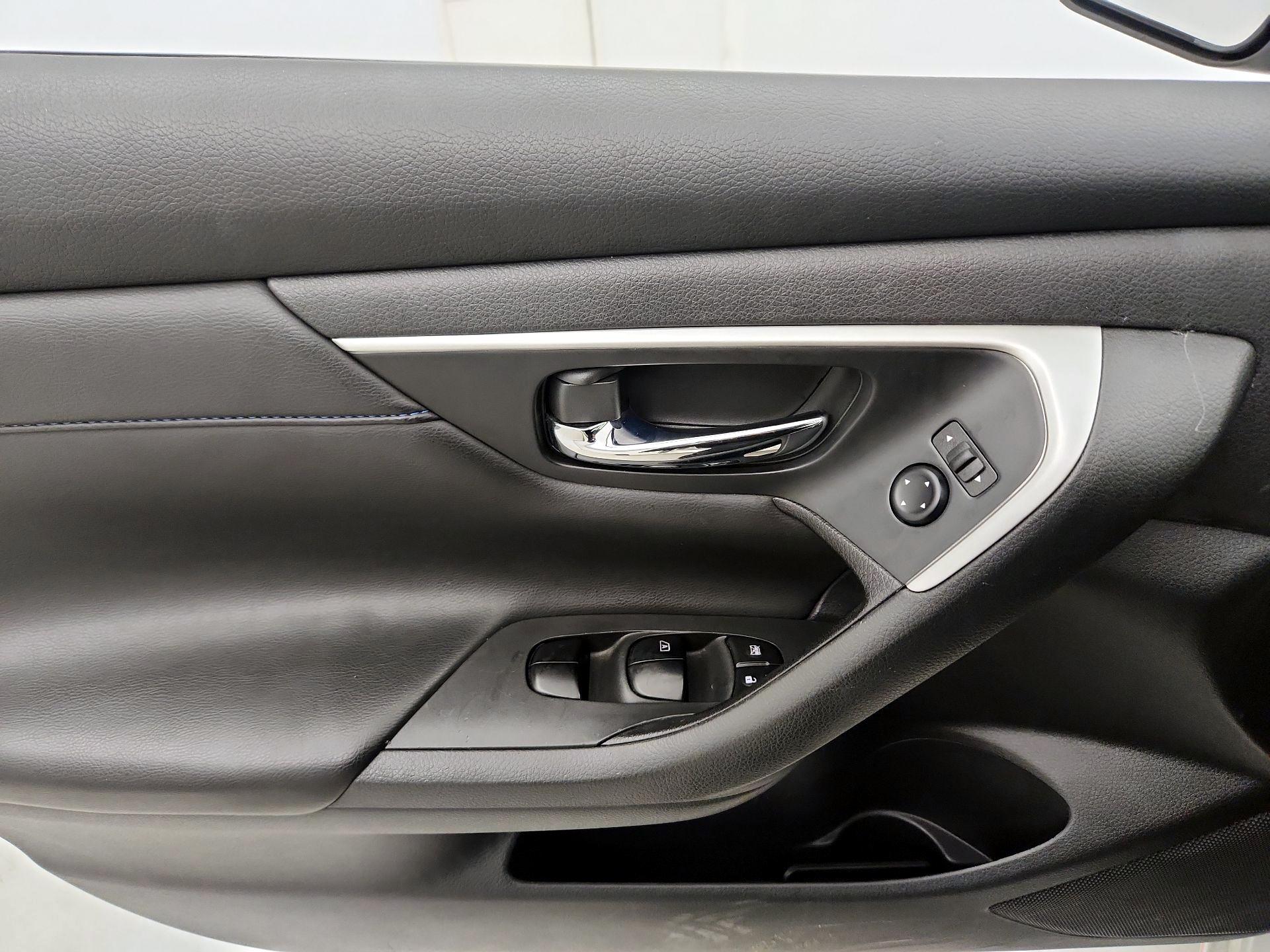 Thumbnail: 2017 Nissan Altima - 12