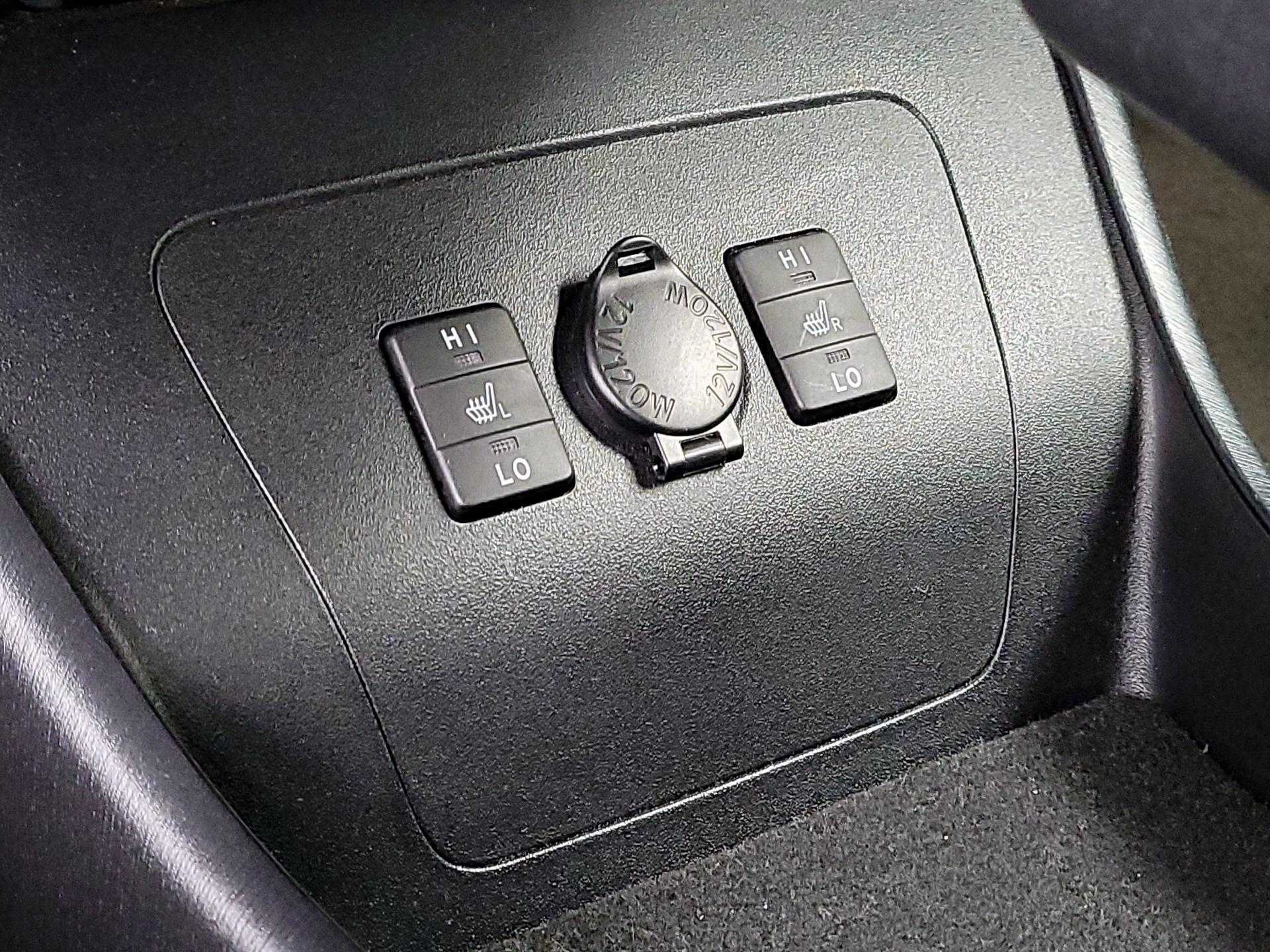 Thumbnail: 2015 Toyota Prius - 18