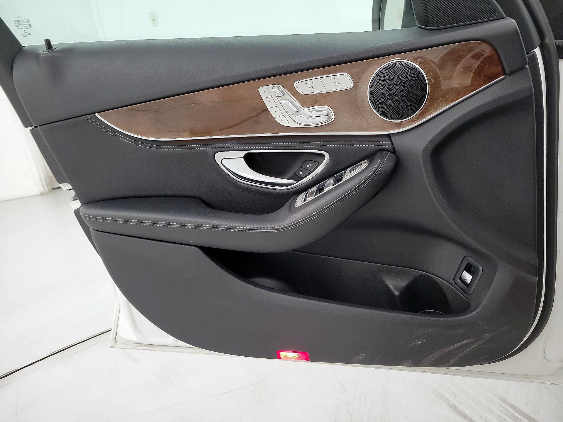 Thumbnail: 2016 Mercedes-Benz C-Class - 12