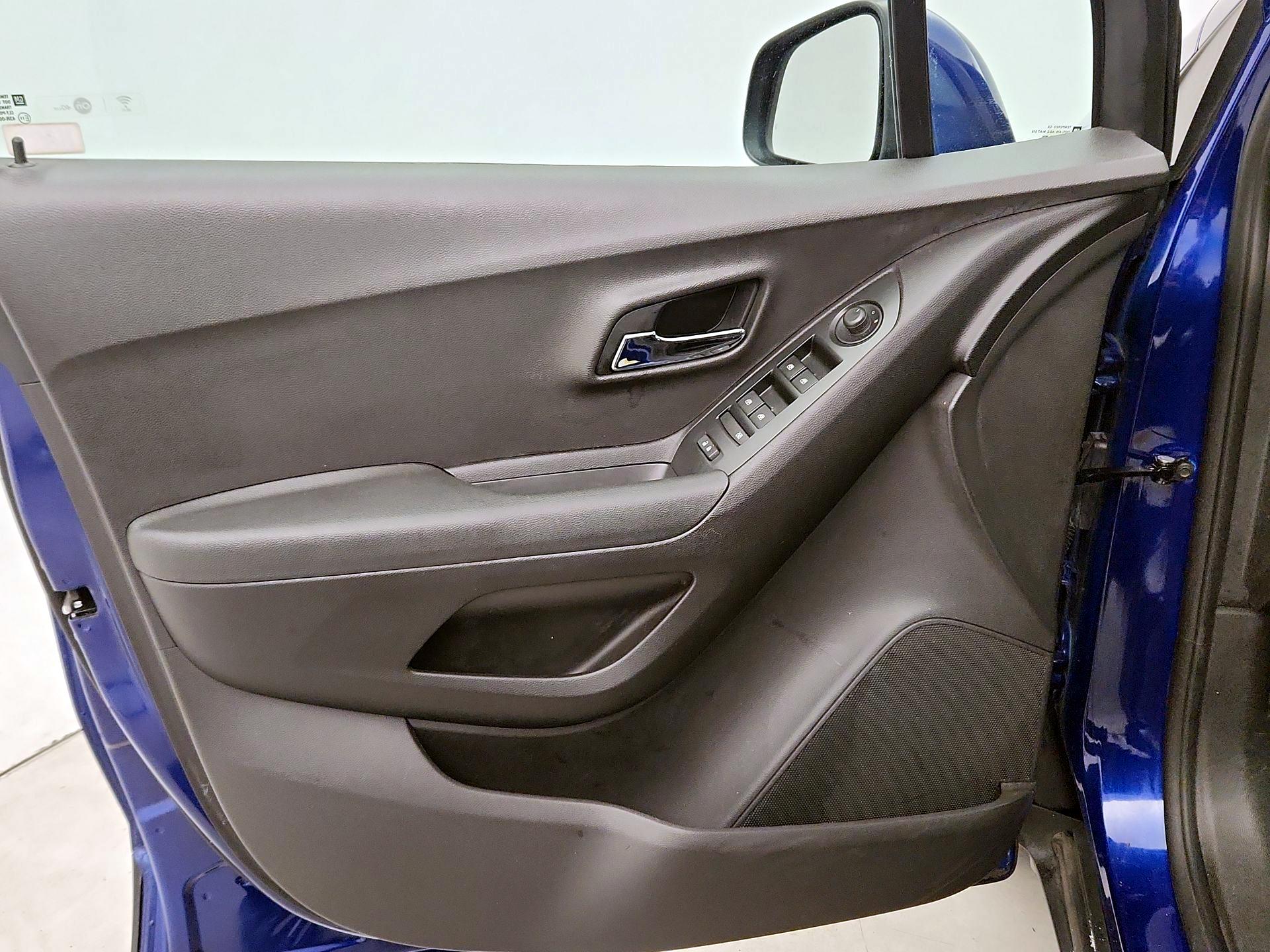 Thumbnail: 2017 Chevrolet Trax - 12