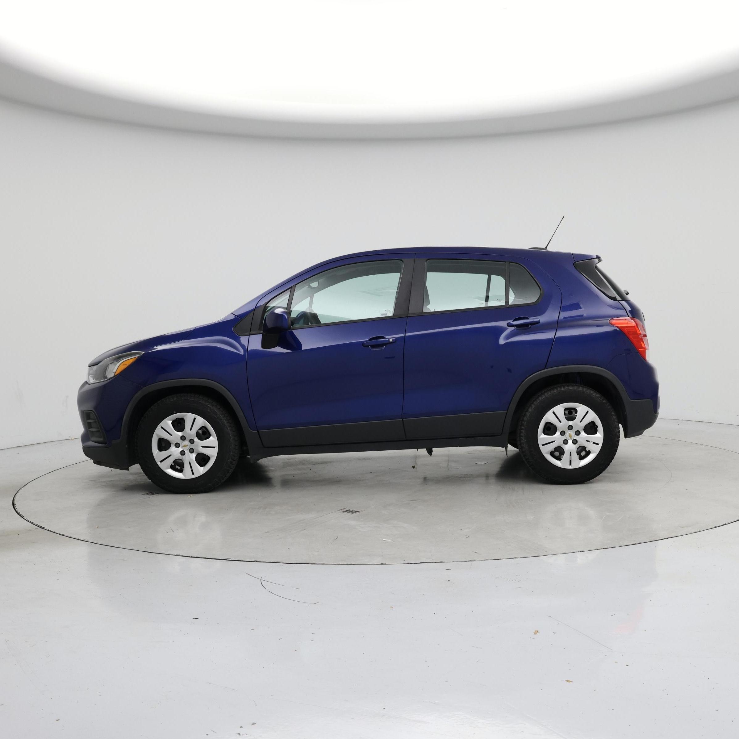 Thumbnail: 2017 Chevrolet Trax - 3