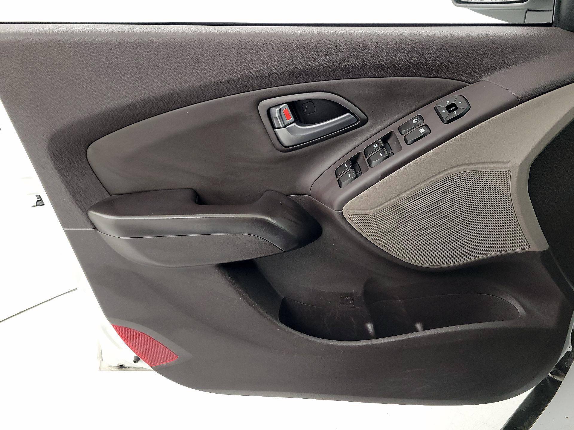 Thumbnail: 2015 Hyundai Tucson - 12