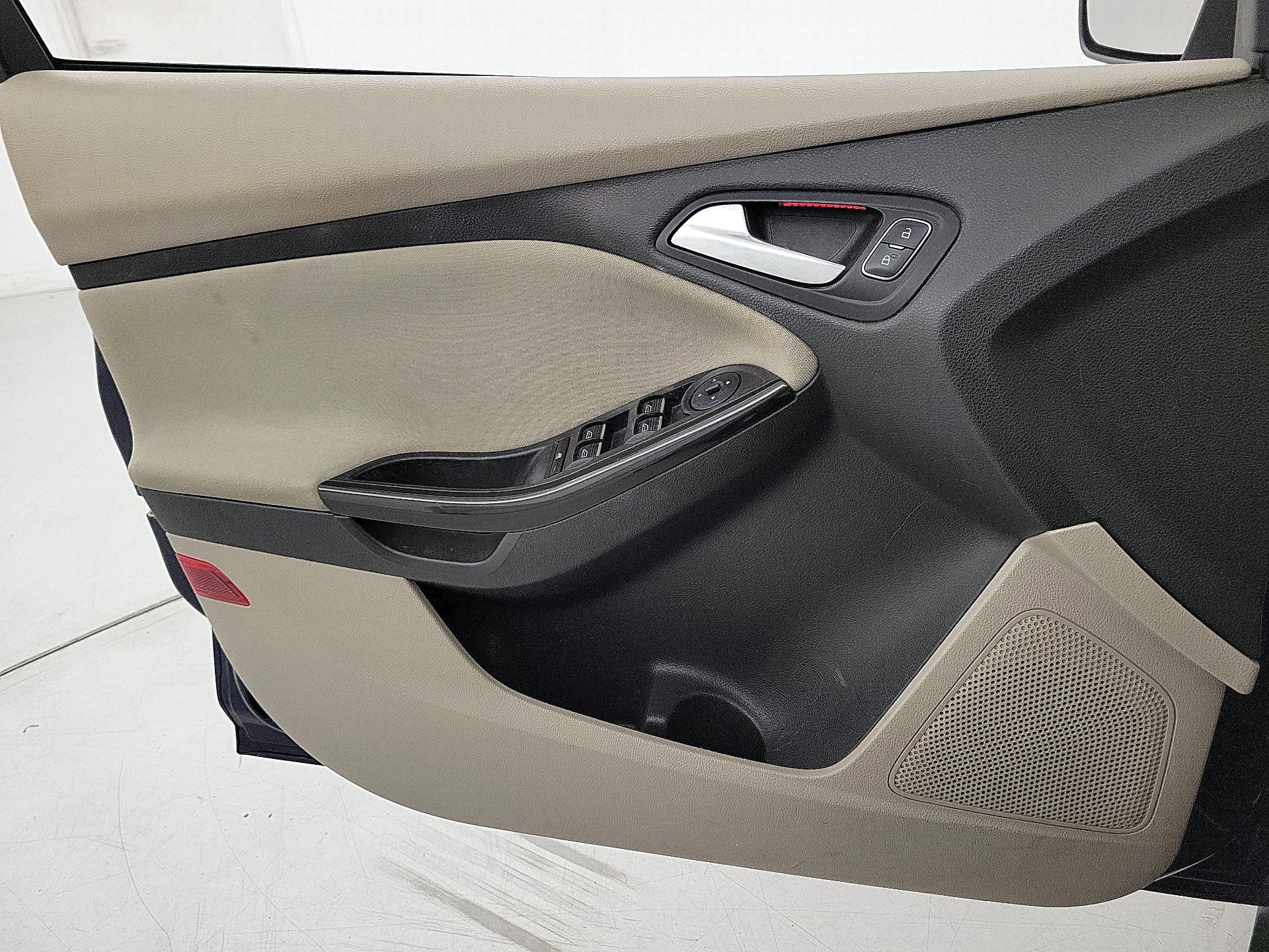 Thumbnail: 2016 Ford Focus - 12