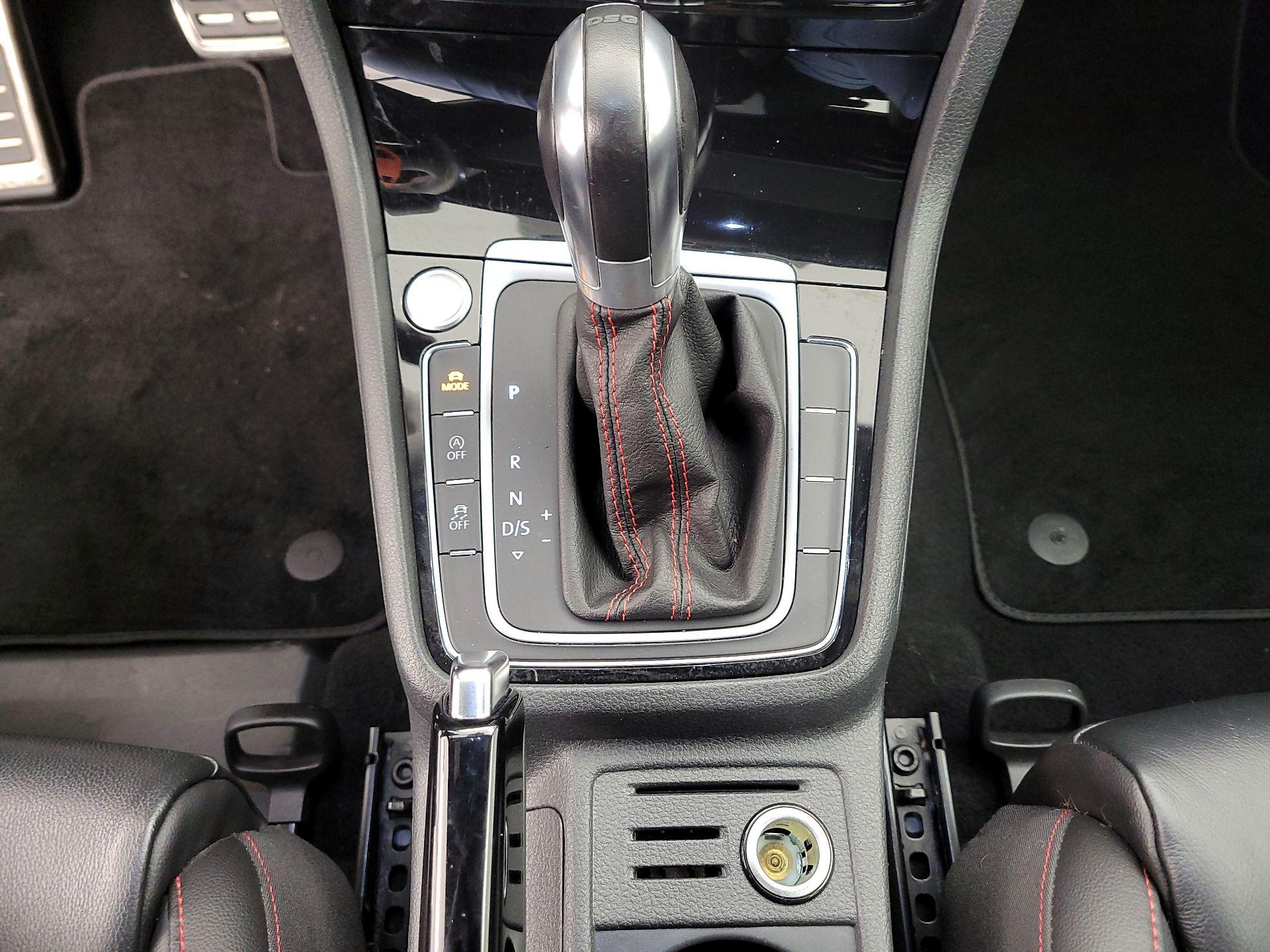 Thumbnail: 2019 Volkswagen Golf - 17