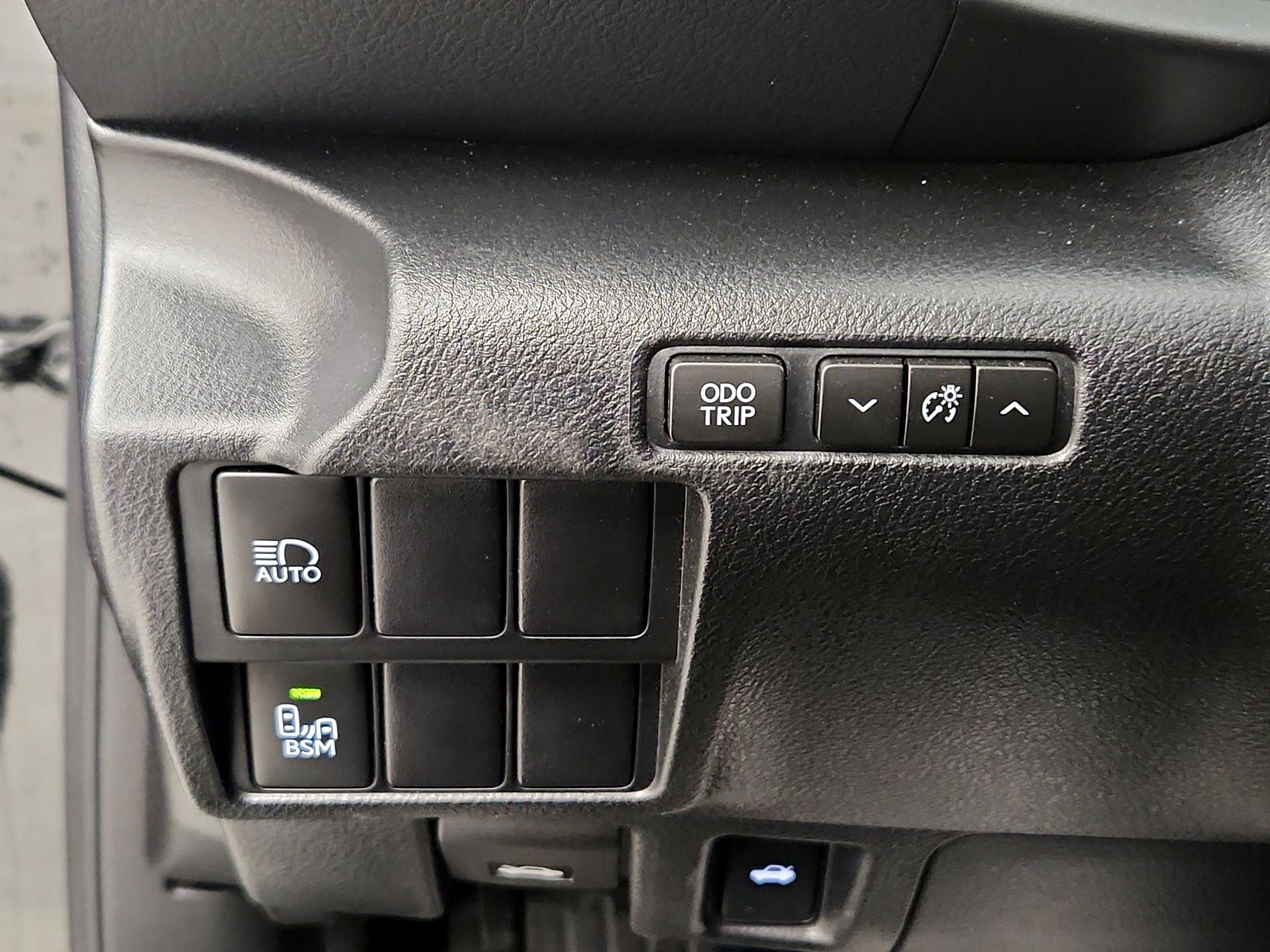 Thumbnail: 2020 Lexus IS - 13