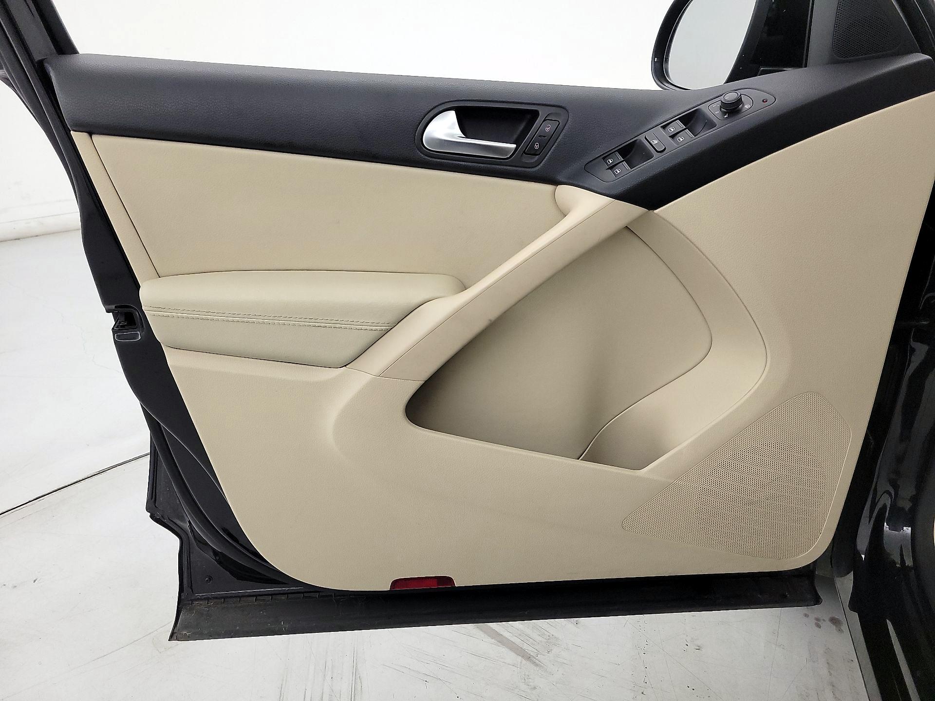 Thumbnail: 2017 Volkswagen Tiguan - 12