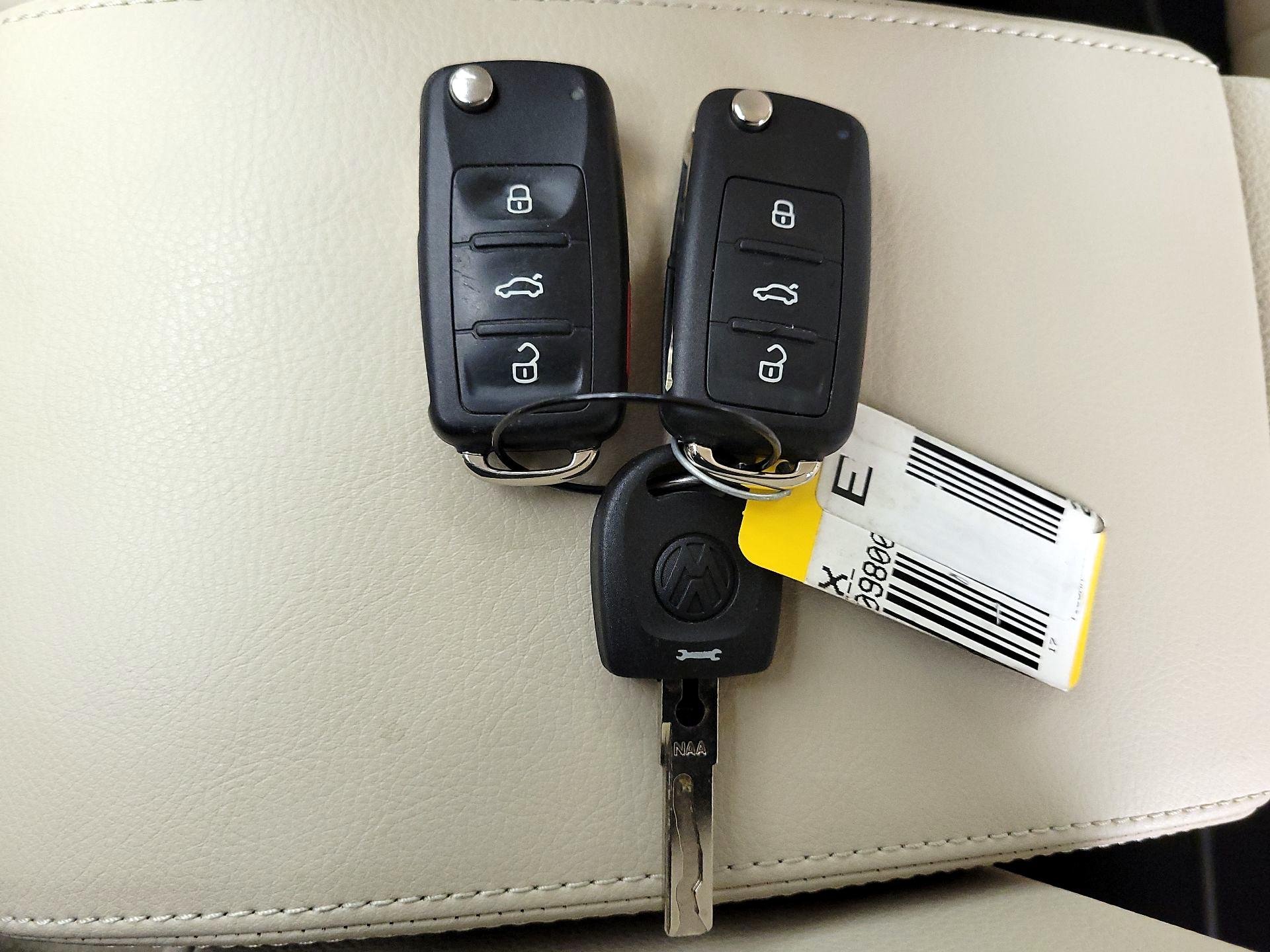 Thumbnail: 2017 Volkswagen Tiguan - 18