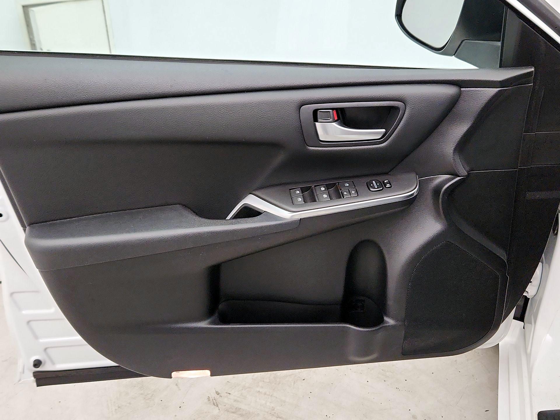 Thumbnail: 2016 Toyota Camry - 12