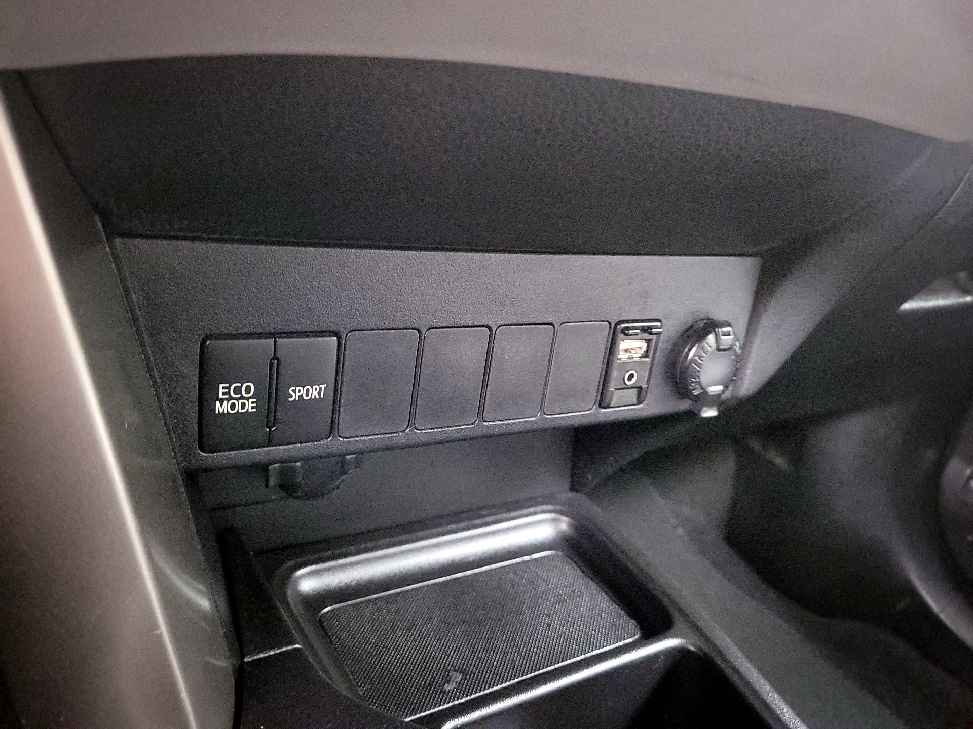 Thumbnail: 2015 Toyota RAV4 - 18