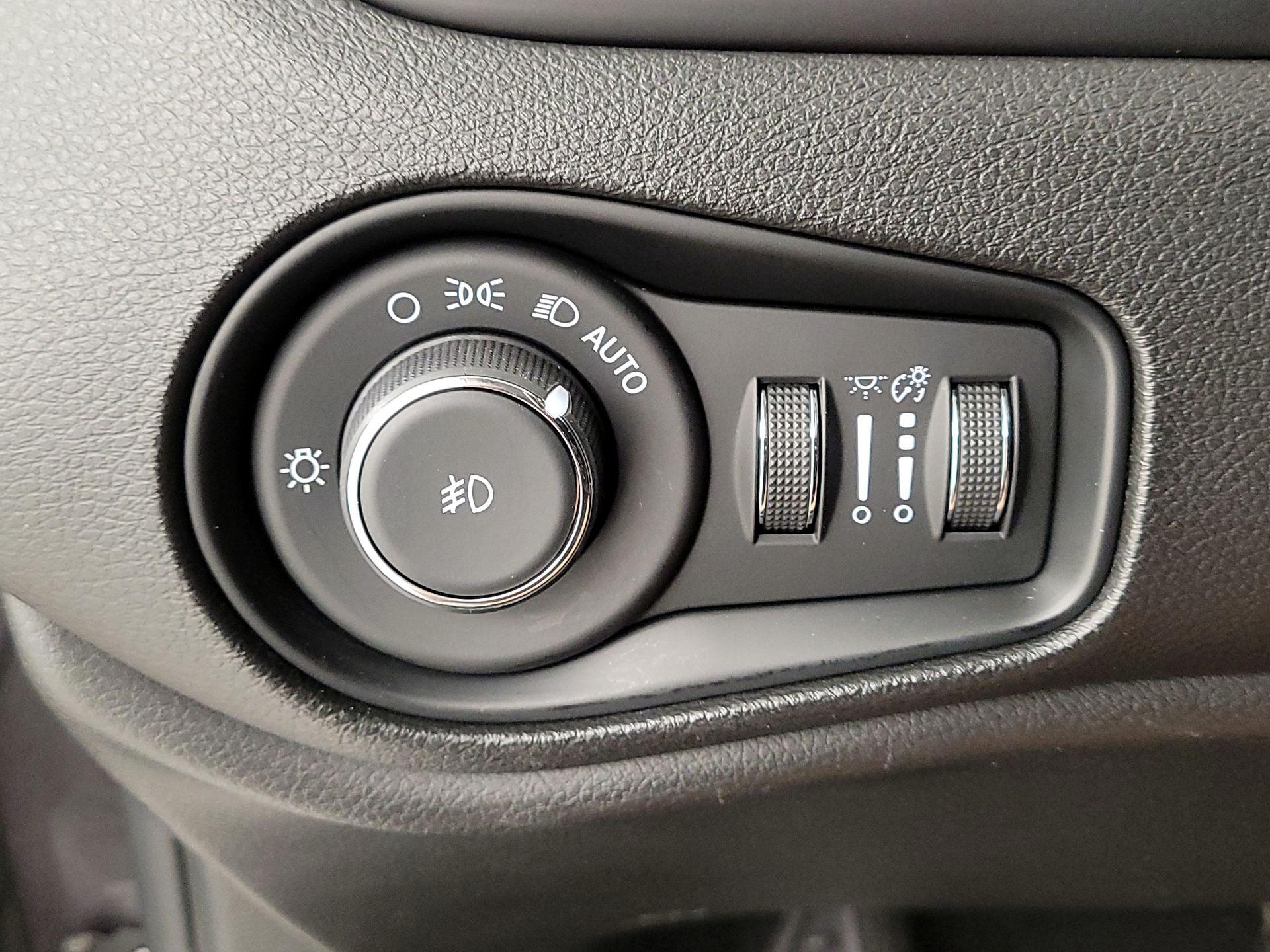 Thumbnail: 2018 Jeep Renegade - 13