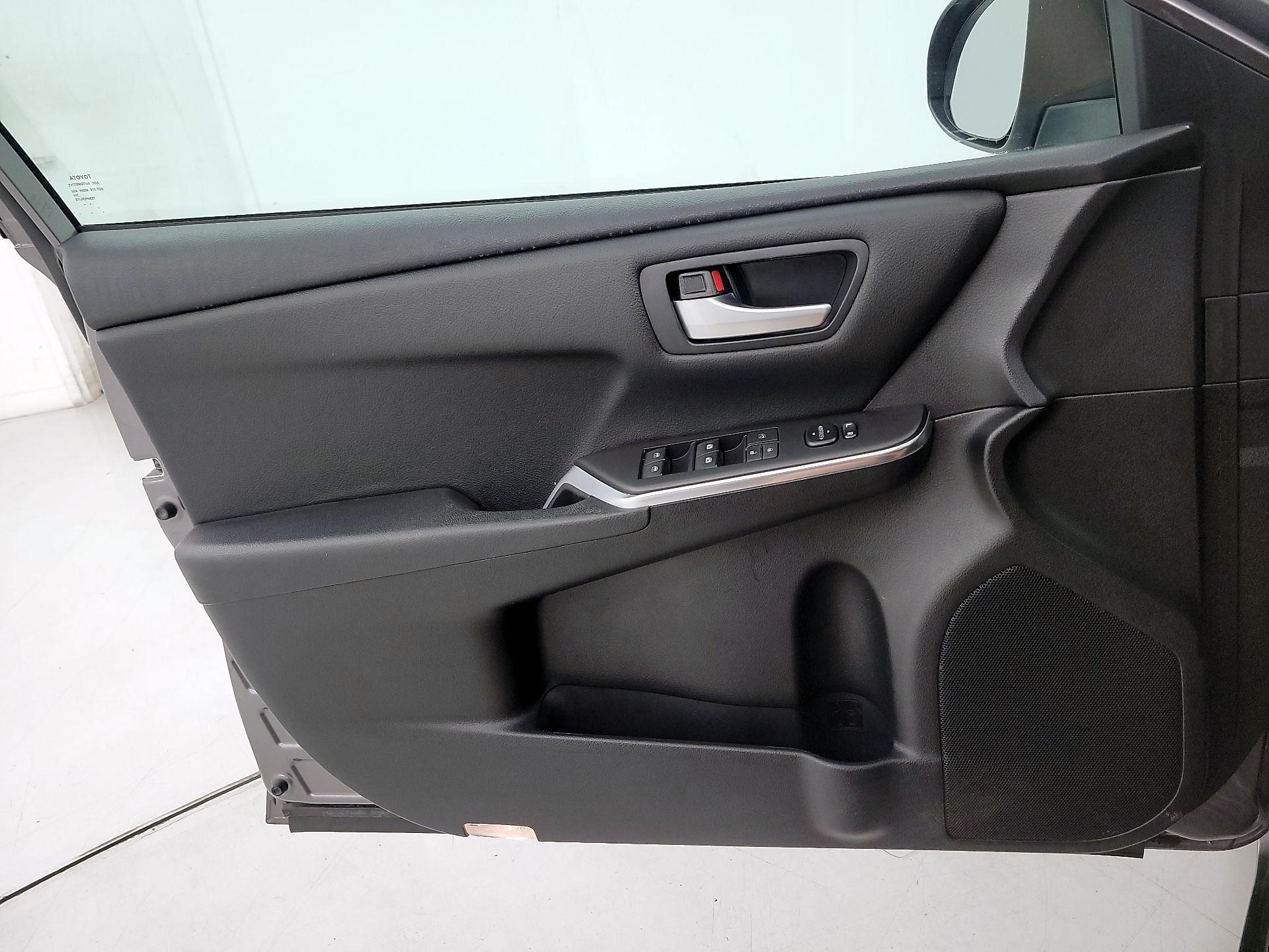 Thumbnail: 2016 Toyota Camry - 12