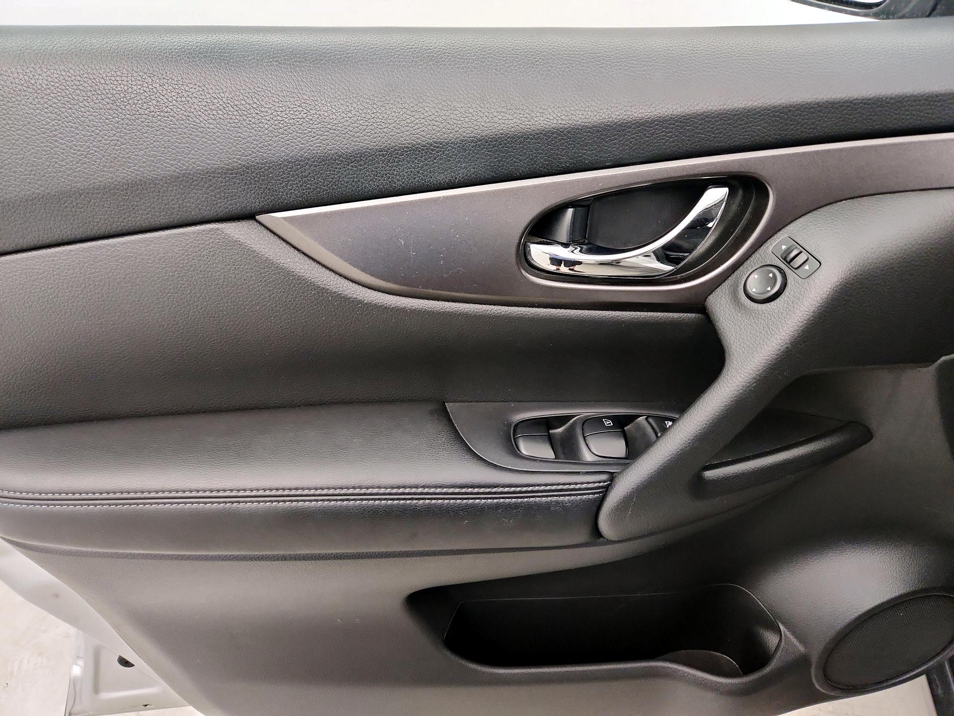 Thumbnail: 2015 Nissan Rogue - 12