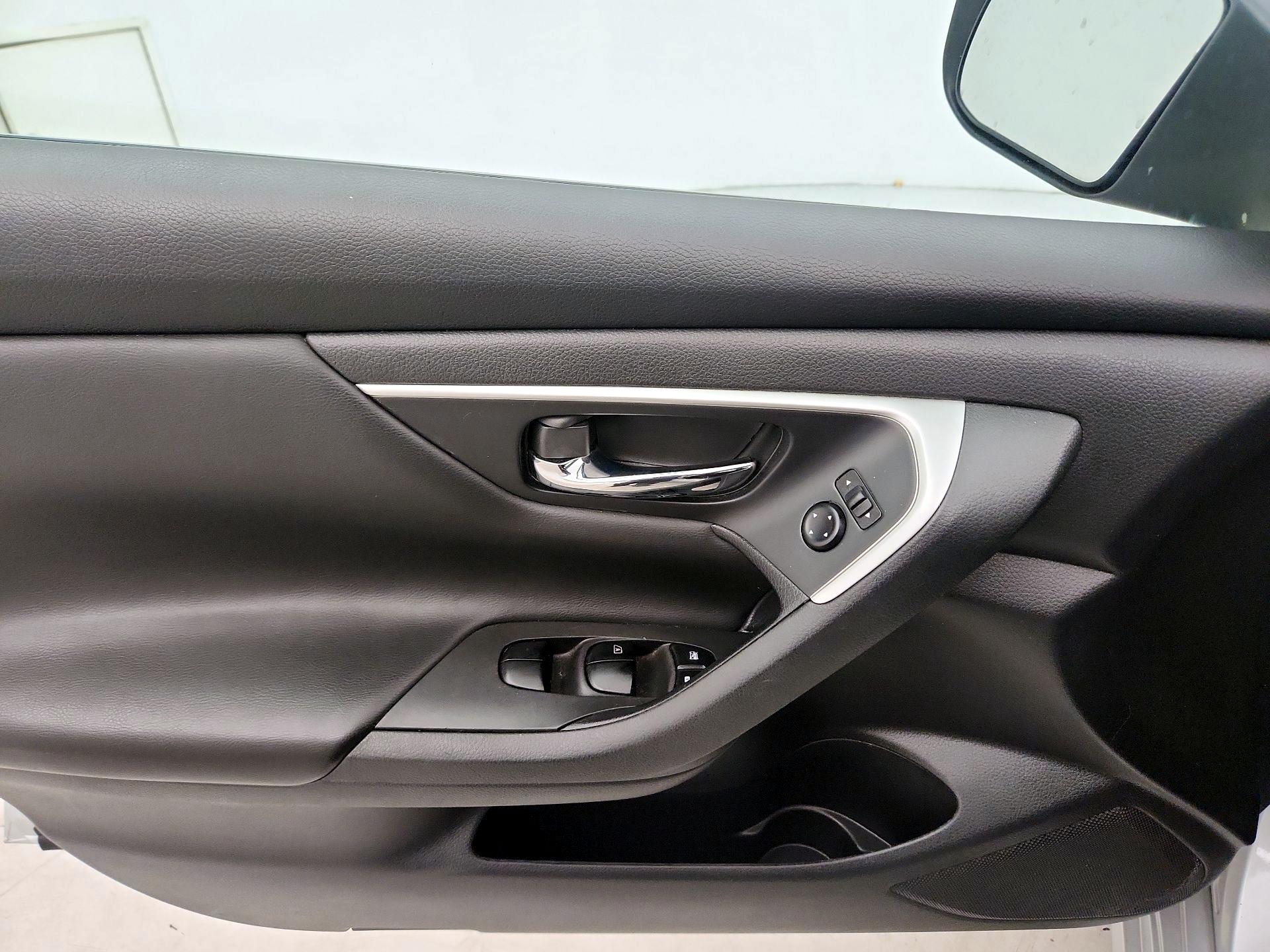 Thumbnail: 2017 Nissan Altima - 12