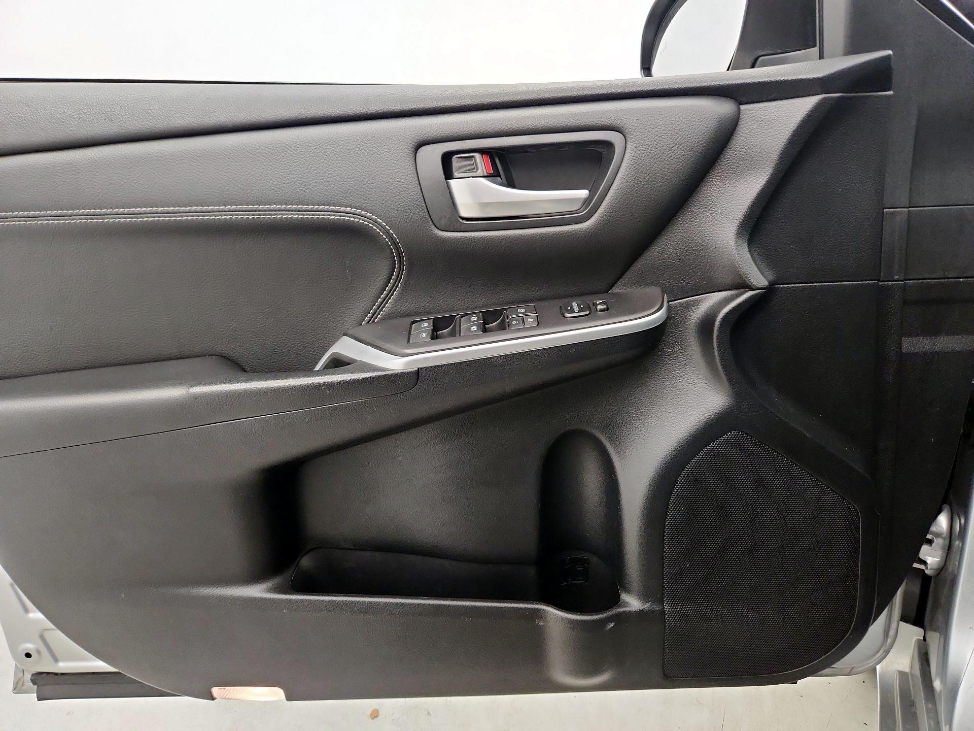 Thumbnail: 2015 Toyota Camry - 12