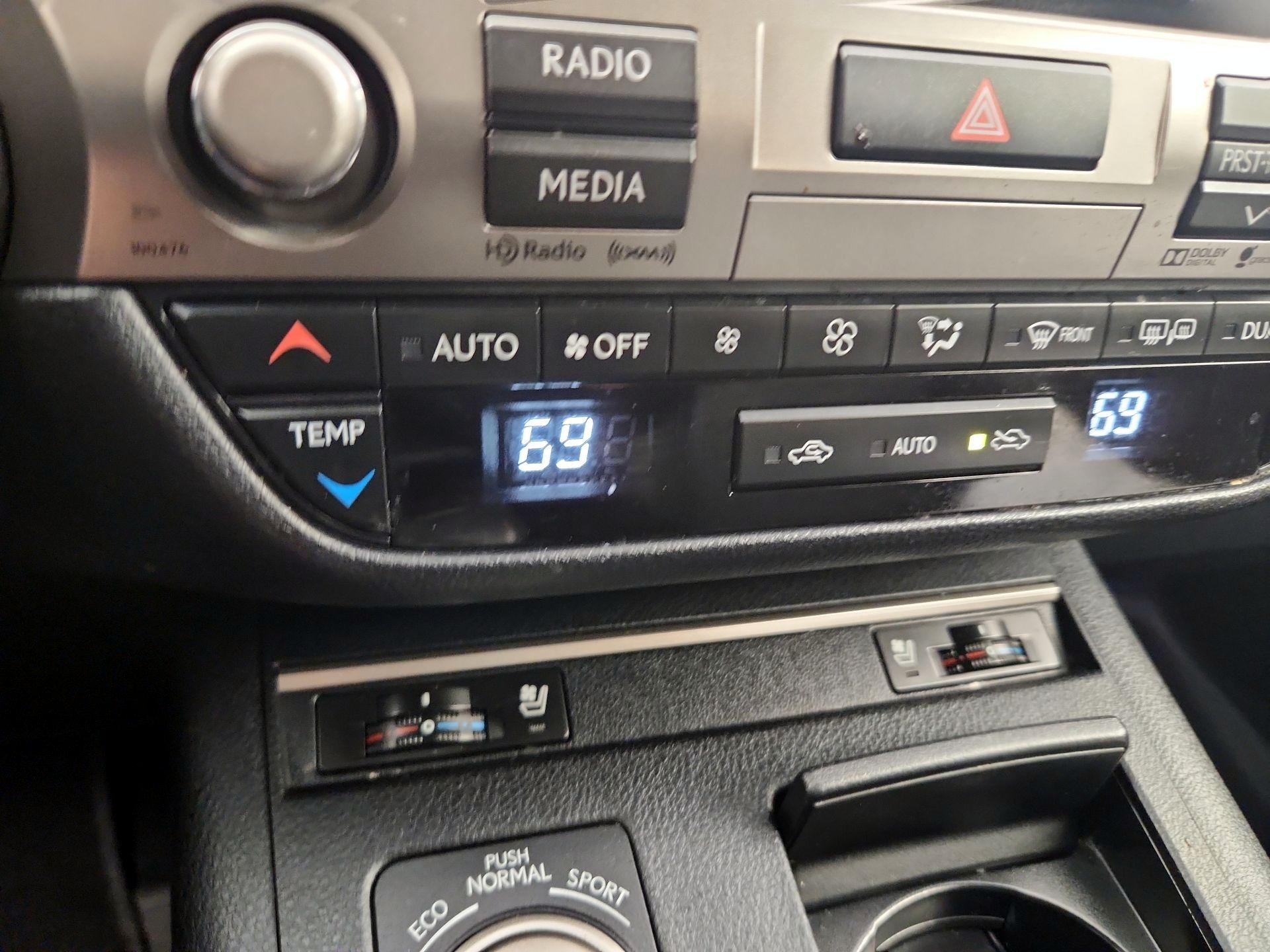 Thumbnail: 2015 Lexus ES - 16