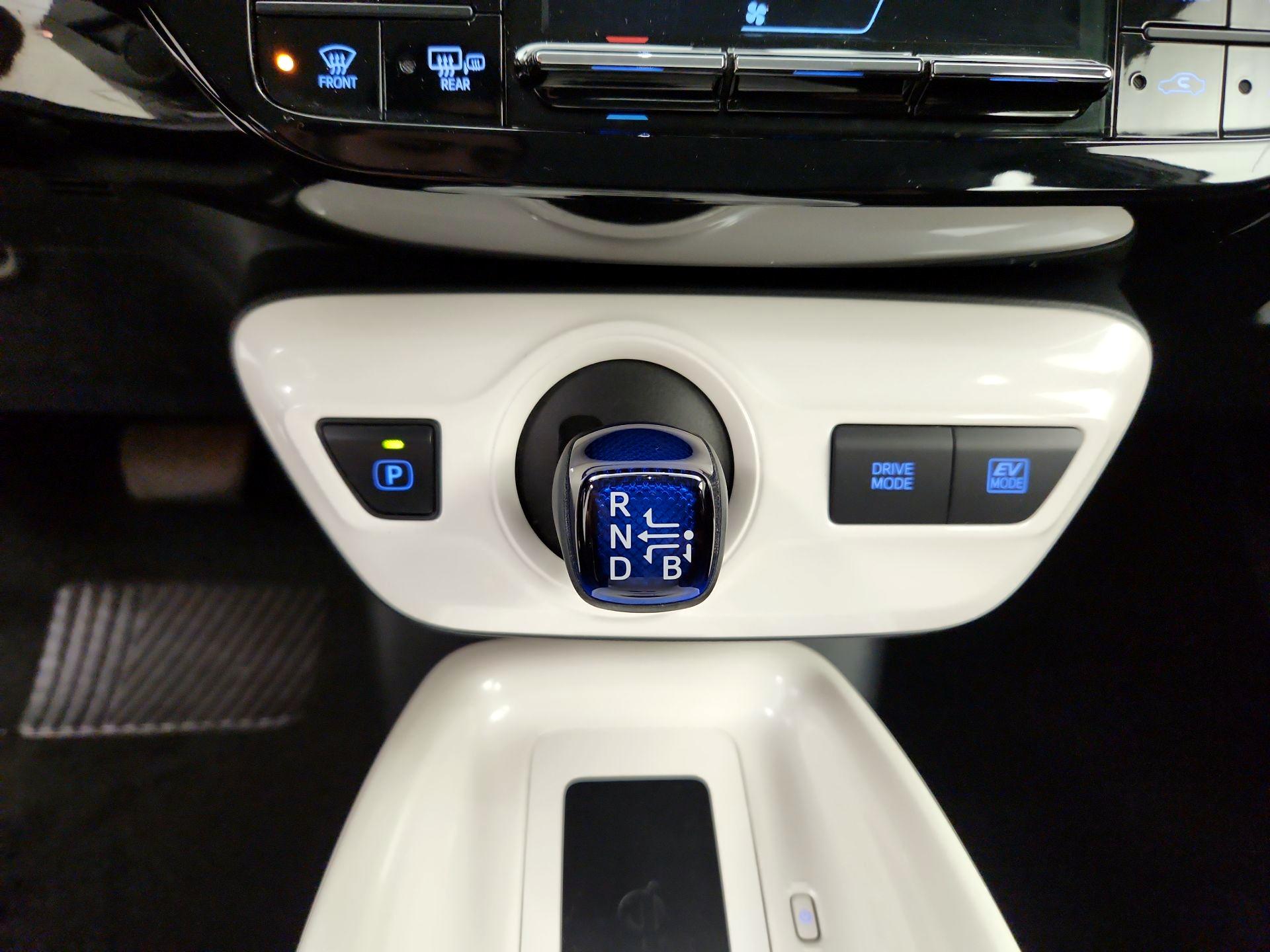 Thumbnail: 2016 Toyota Prius - 18