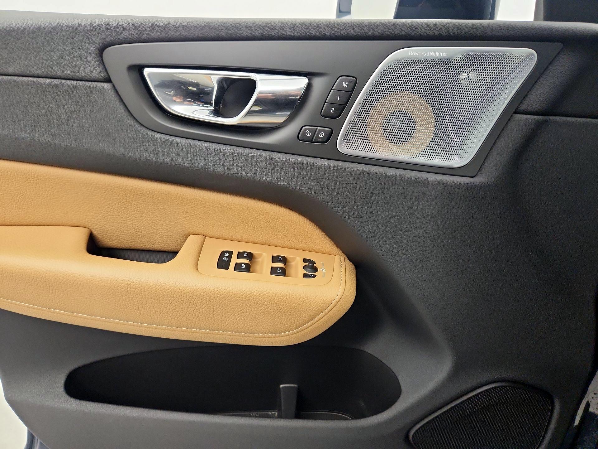 Thumbnail: 2019 Volvo XC60 - 12