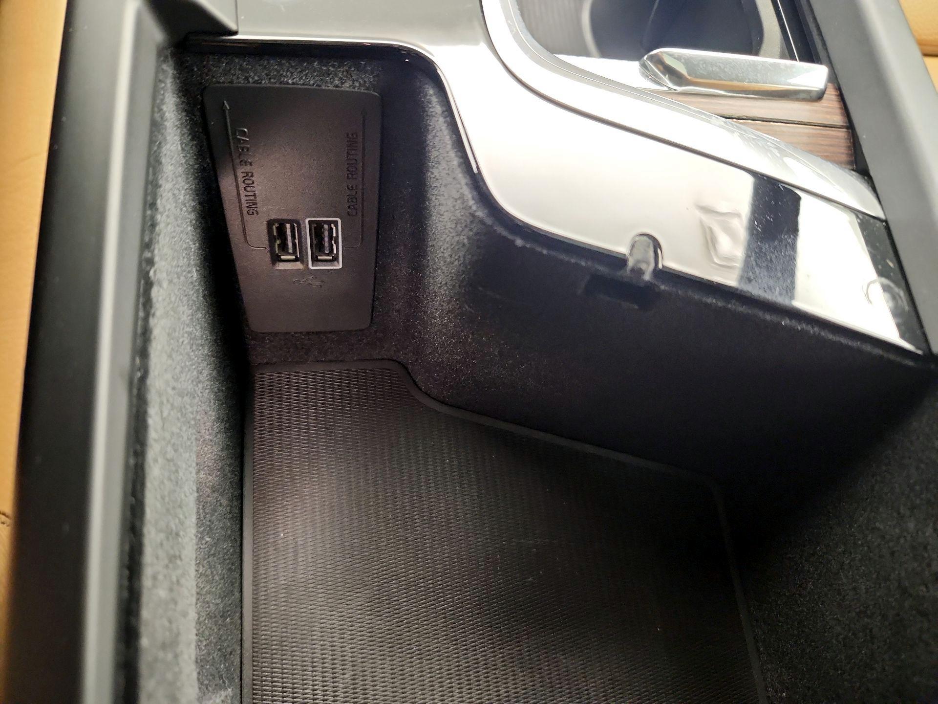 Thumbnail: 2019 Volvo XC60 - 18