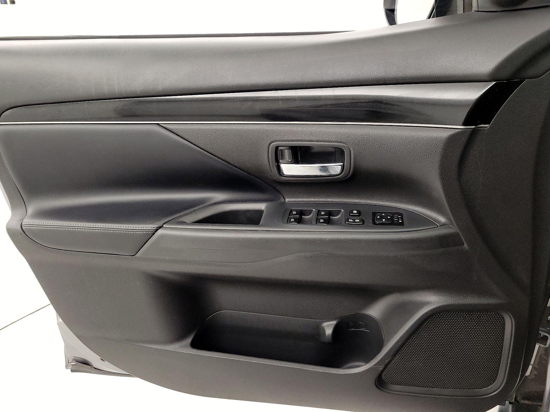 Thumbnail: 2019 Mitsubishi Outlander - 12