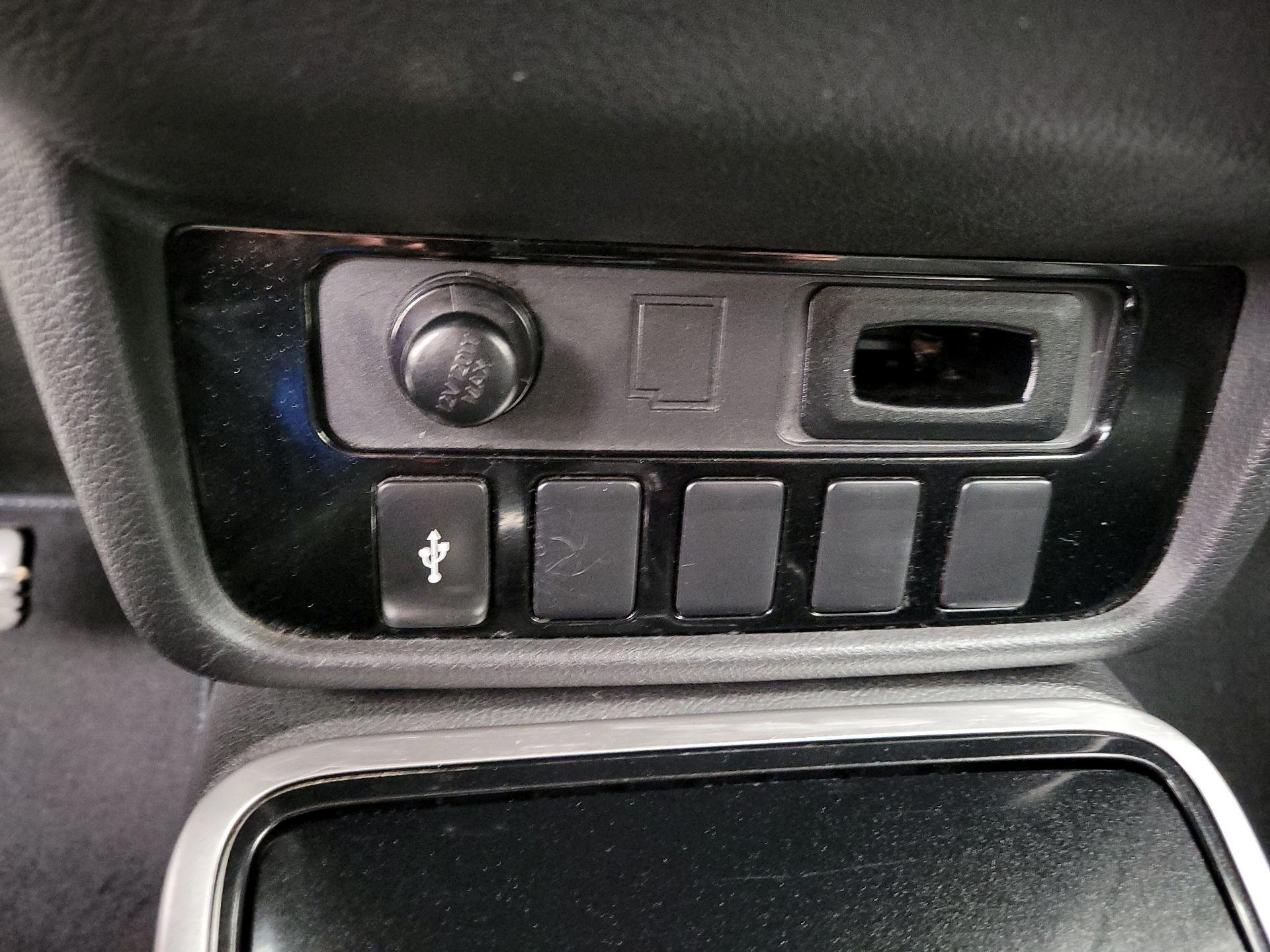 Thumbnail: 2019 Mitsubishi Outlander - 18