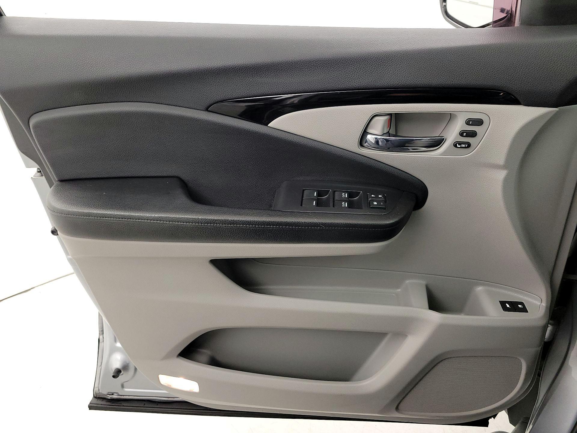 Thumbnail: 2017 Honda Pilot - 12