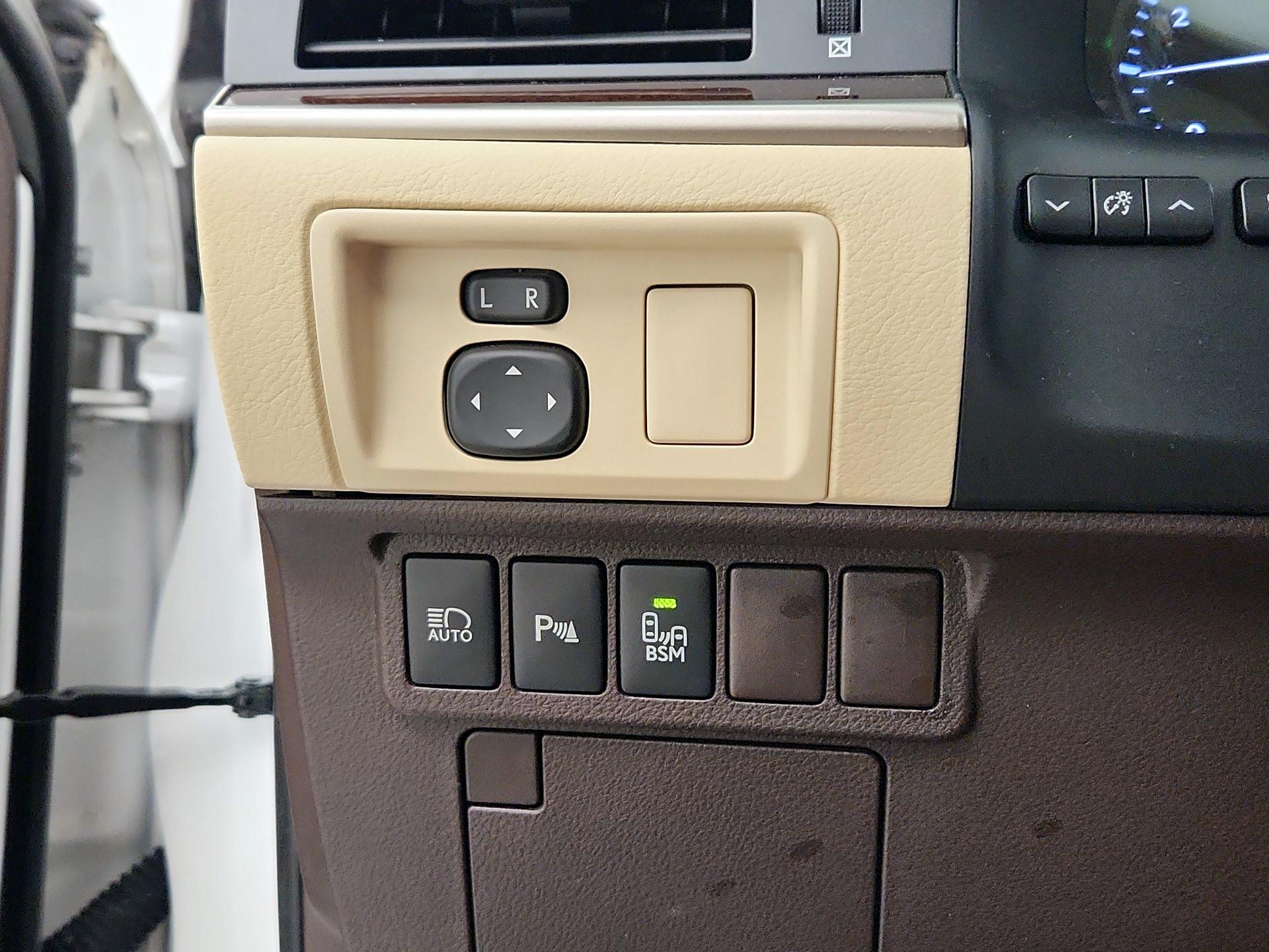 Thumbnail: 2018 Lexus ES - 13