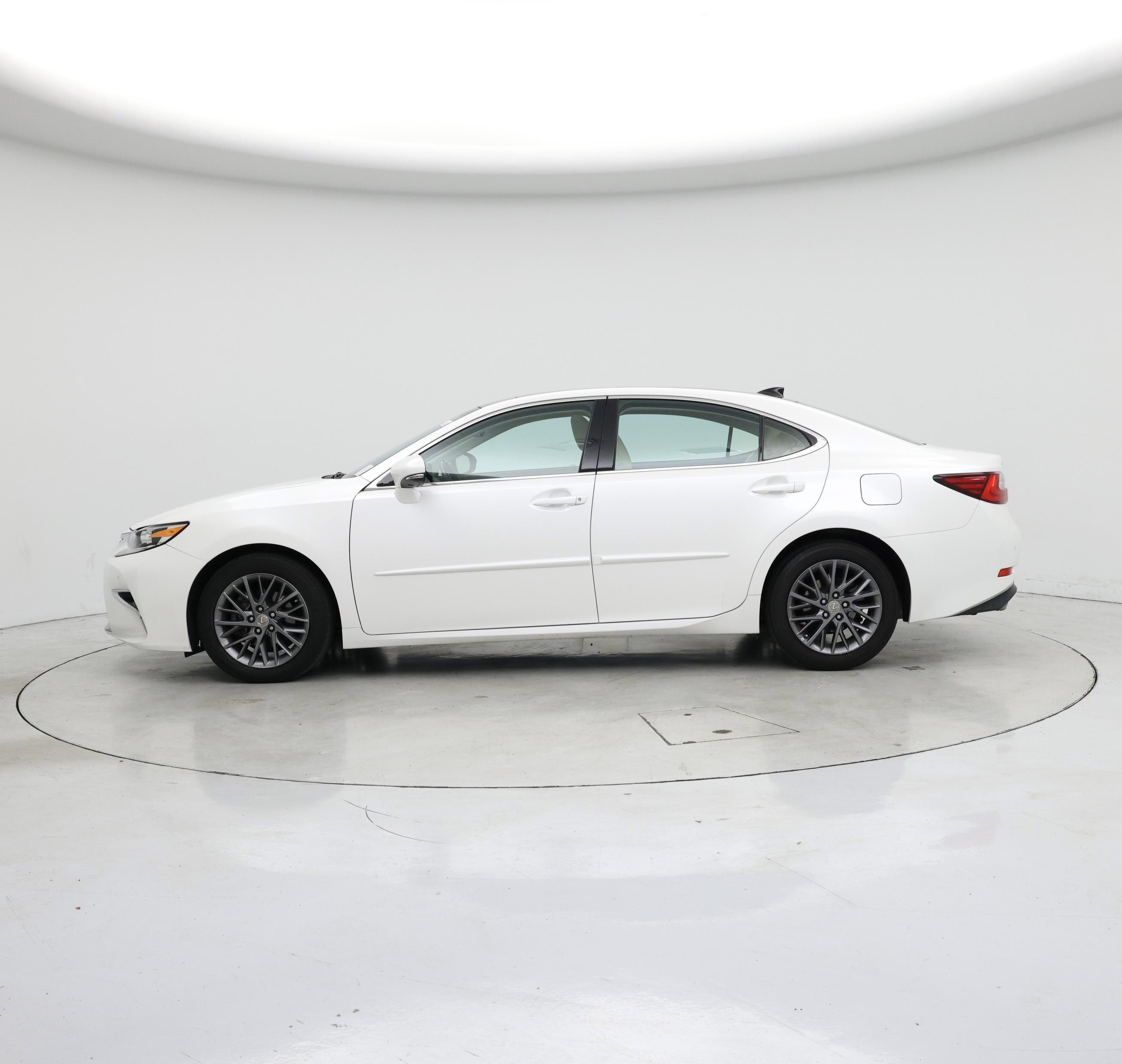 Thumbnail: 2018 Lexus ES - 3