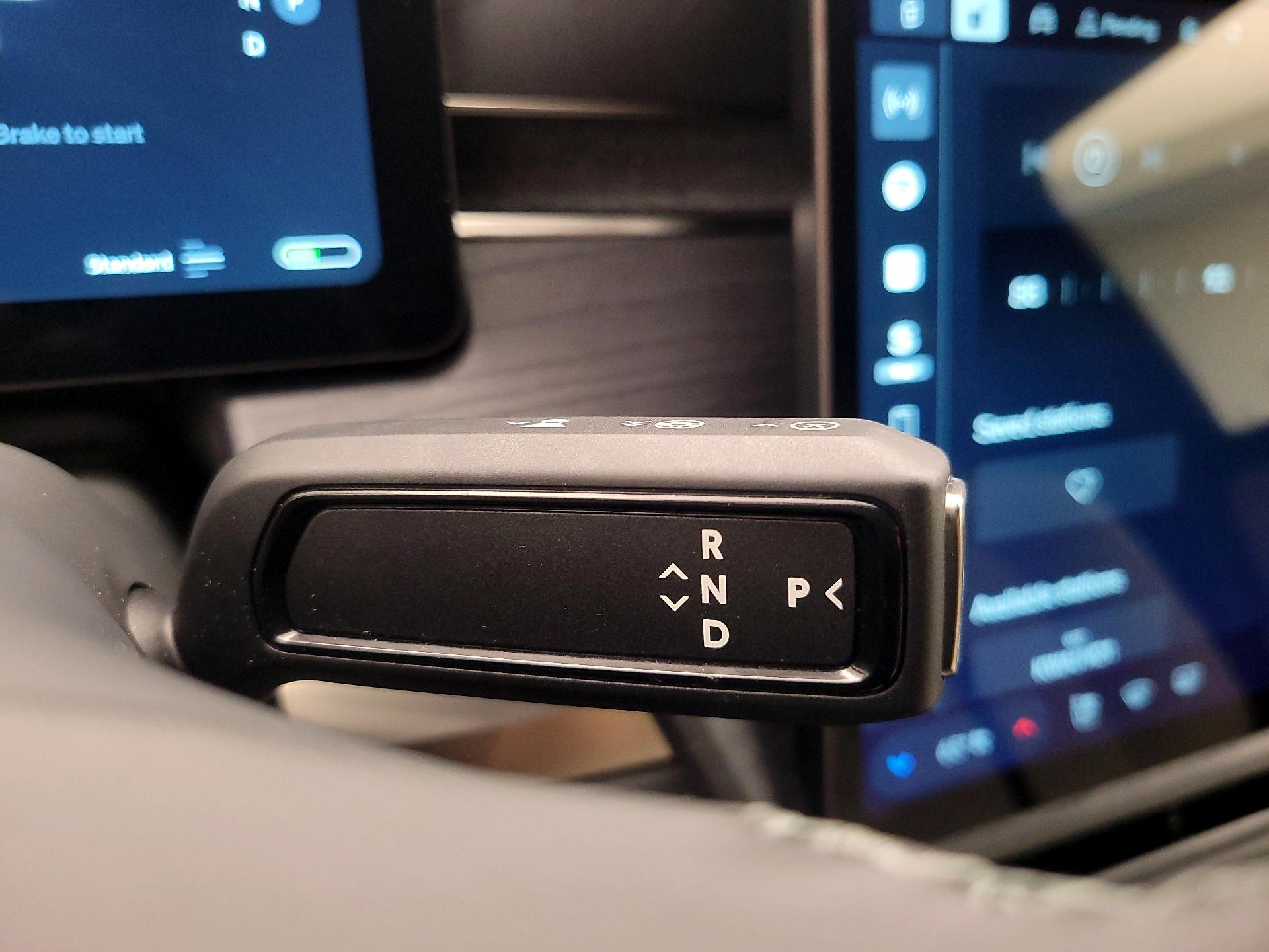 Thumbnail: 2025 Rivian R1S - 16