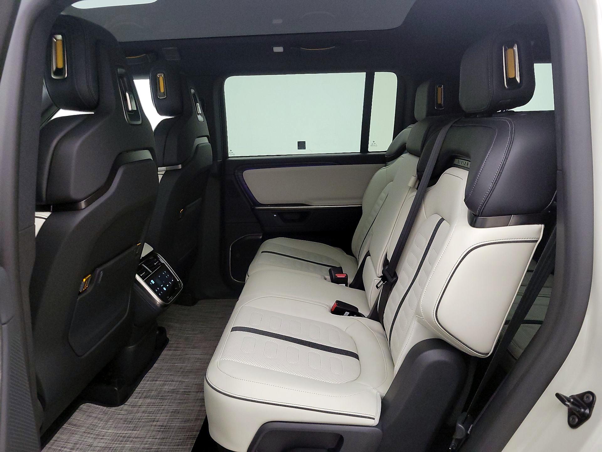 Thumbnail: 2025 Rivian R1S - 19