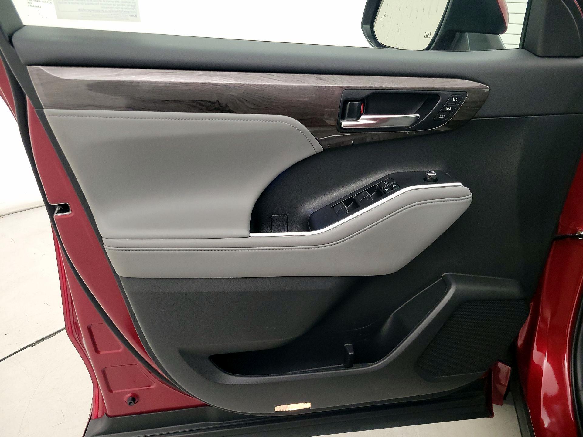 Thumbnail: 2022 Toyota Highlander - 12