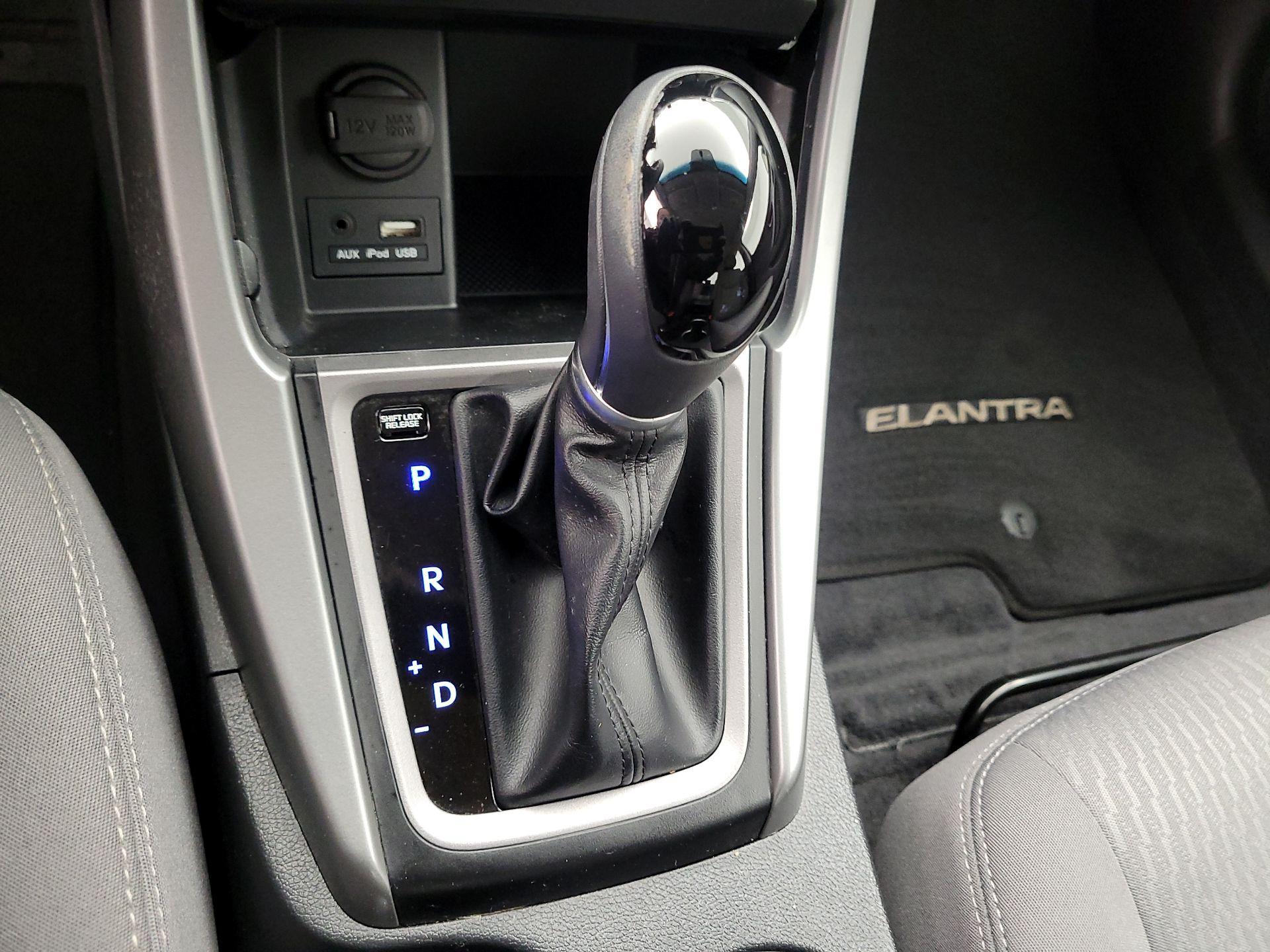 Thumbnail: 2015 Hyundai Elantra - 17