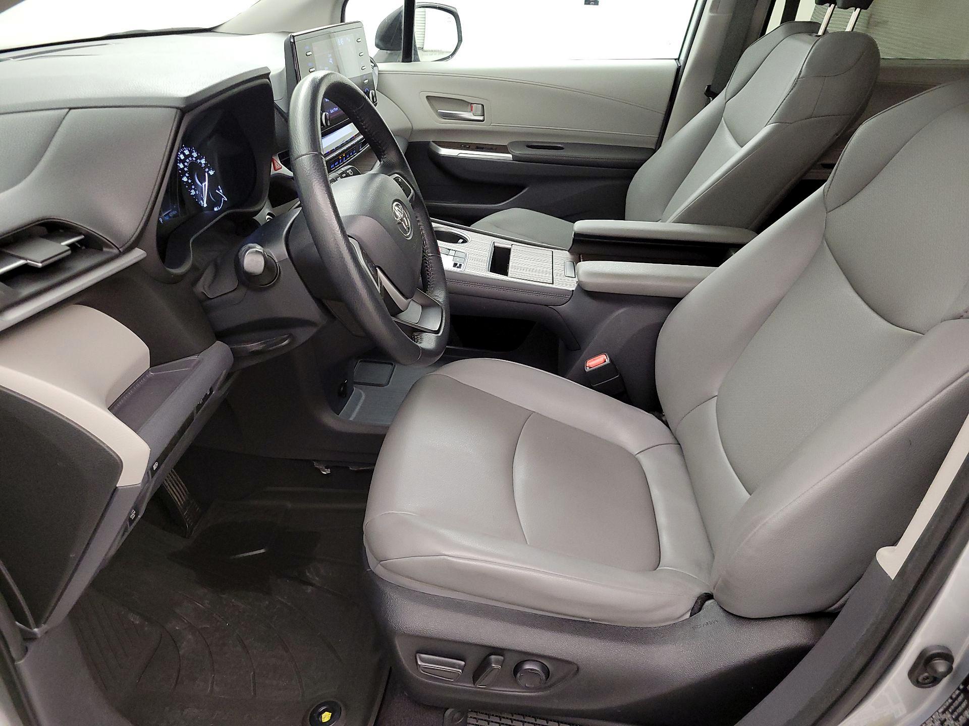 Thumbnail: 2022 Toyota Sienna - 11