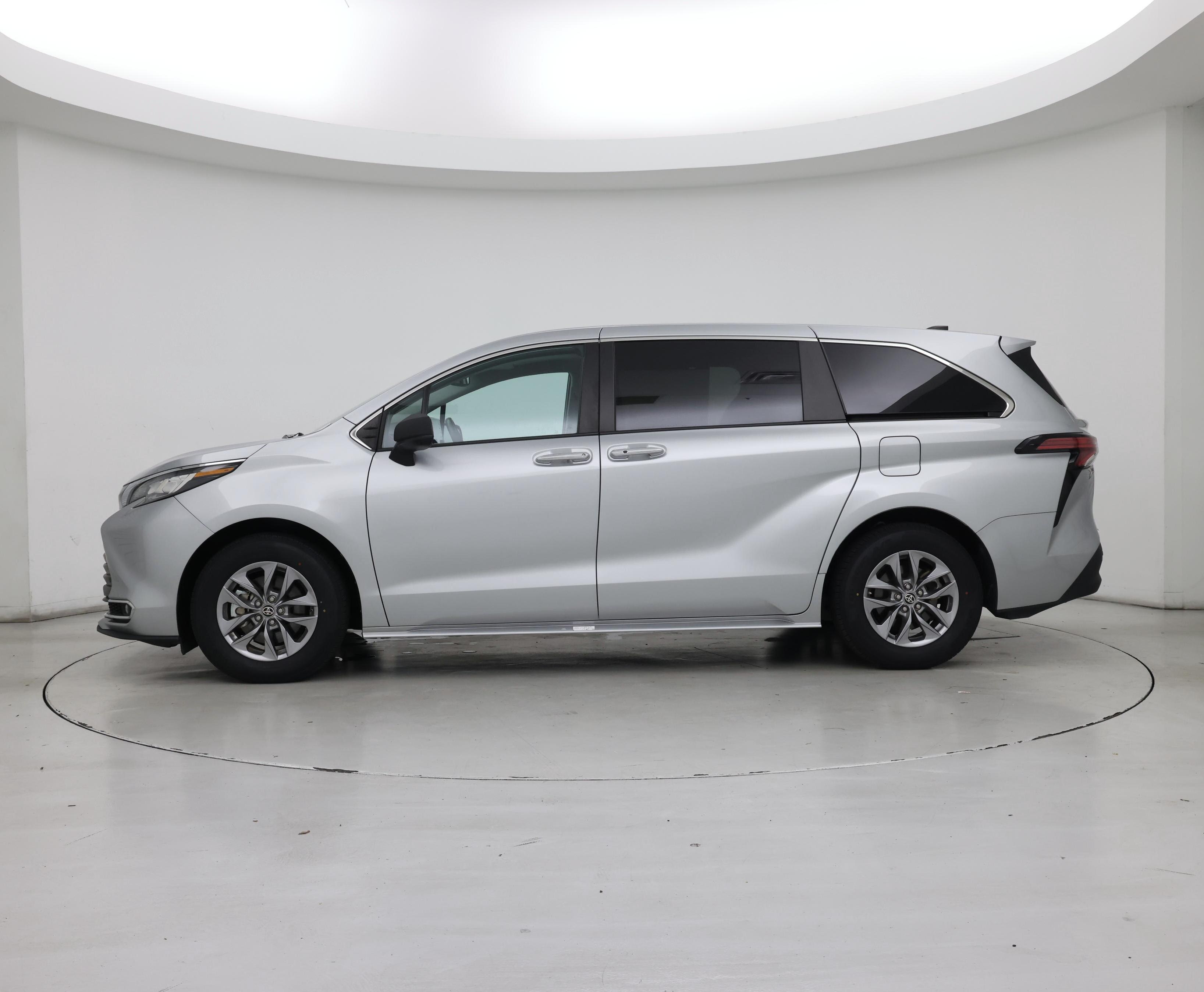 Thumbnail: 2022 Toyota Sienna - 3