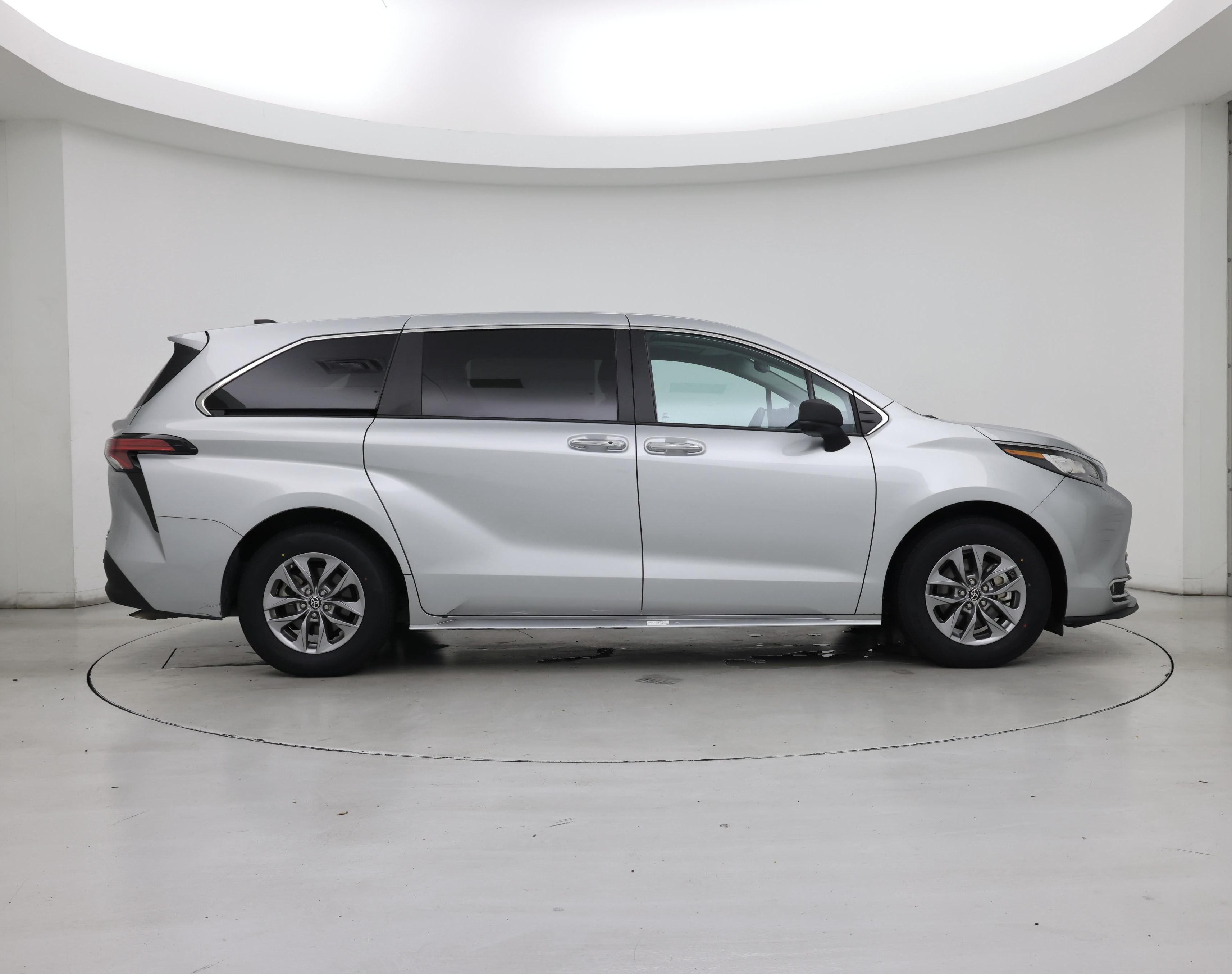 Thumbnail: 2022 Toyota Sienna - 7