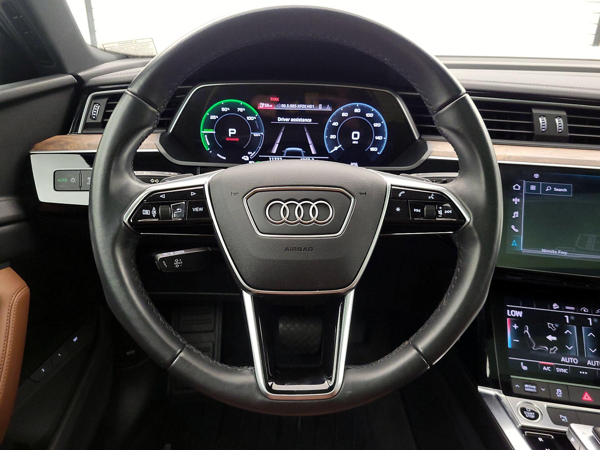 Thumbnail: 2022 Audi e-tron S - 10