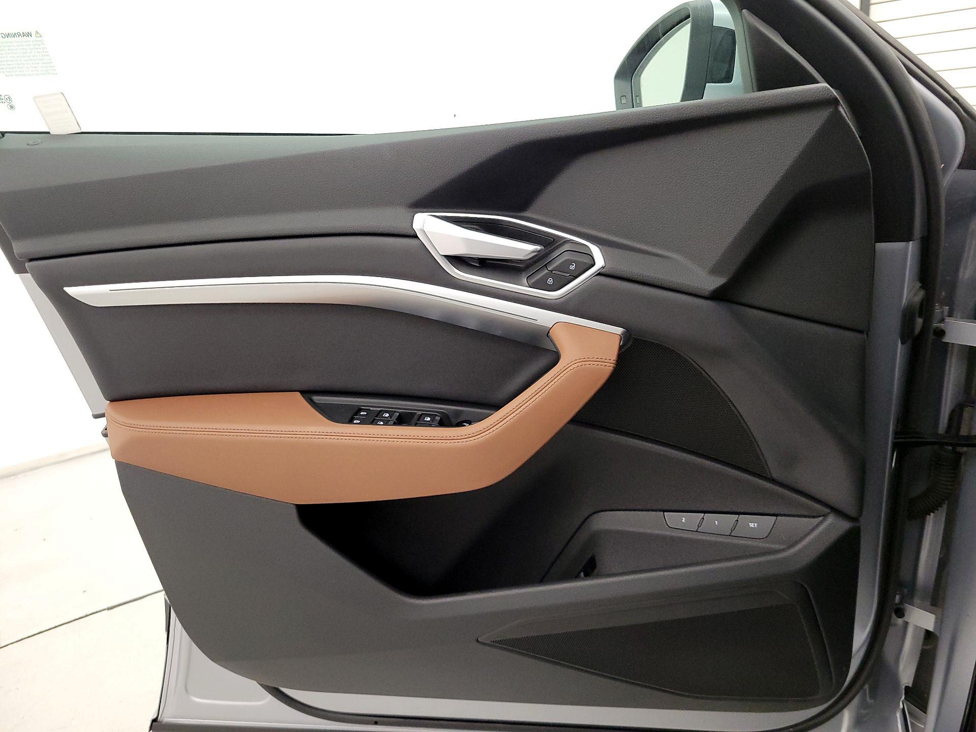 Thumbnail: 2022 Audi e-tron S - 12