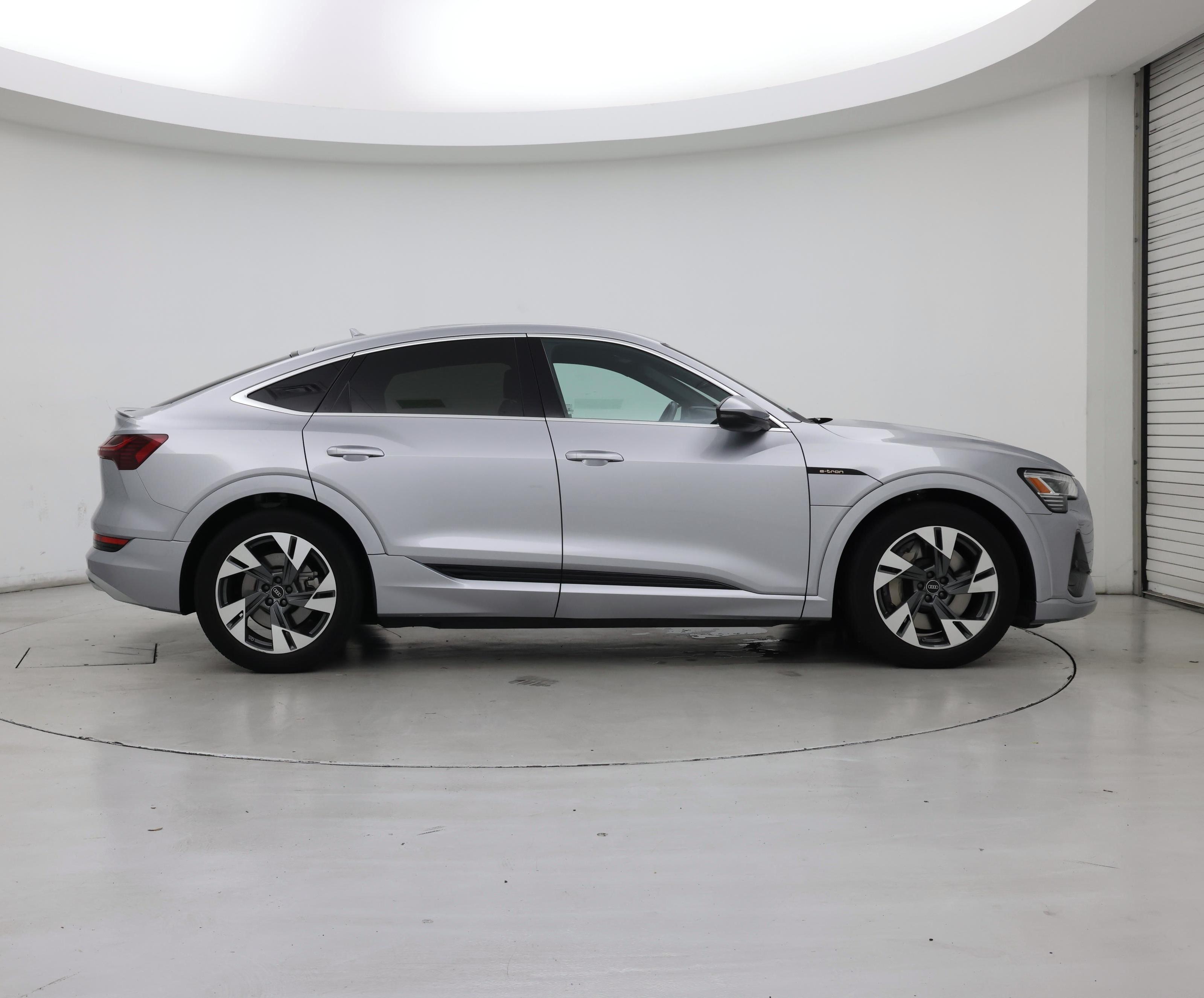 Thumbnail: 2022 Audi e-tron S - 7