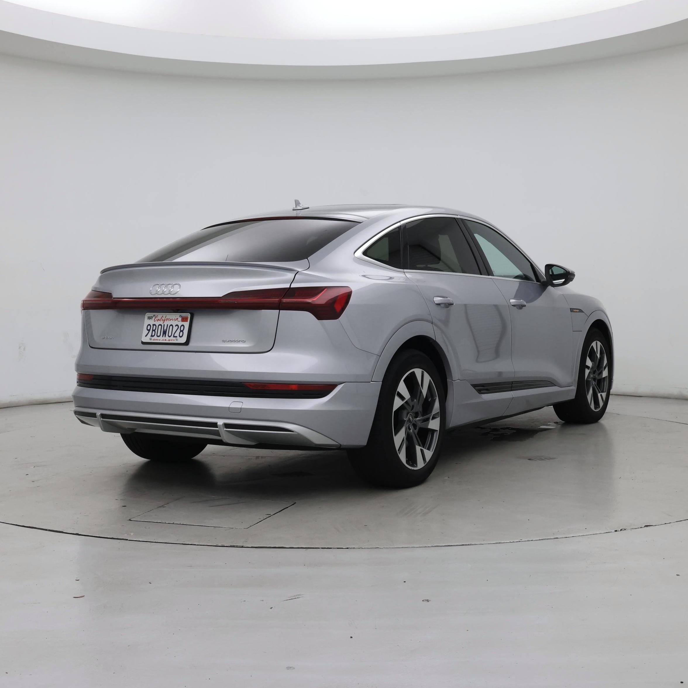 Thumbnail: 2022 Audi e-tron S - 8