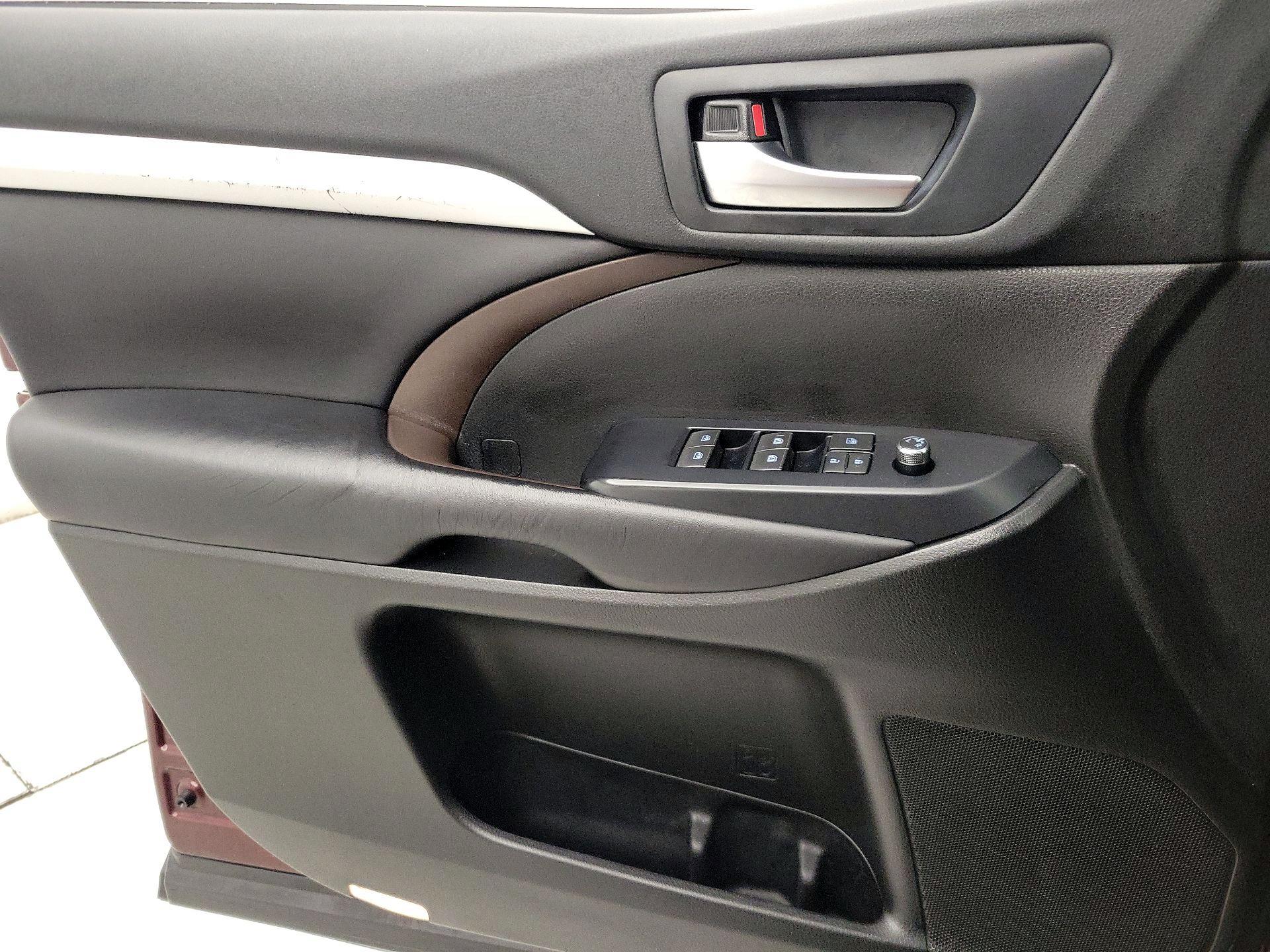 Thumbnail: 2019 Toyota Highlander - 12