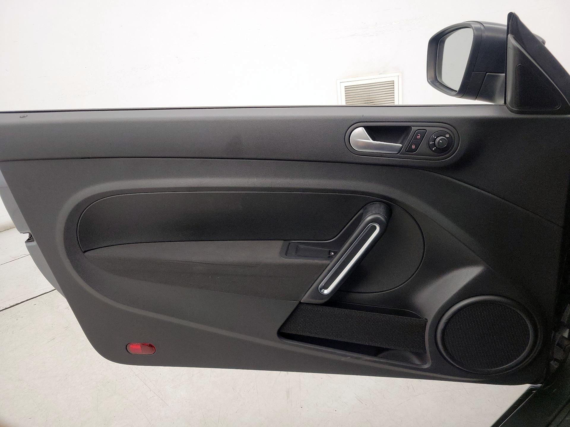 Thumbnail: 2016 Volkswagen Beetle - 12