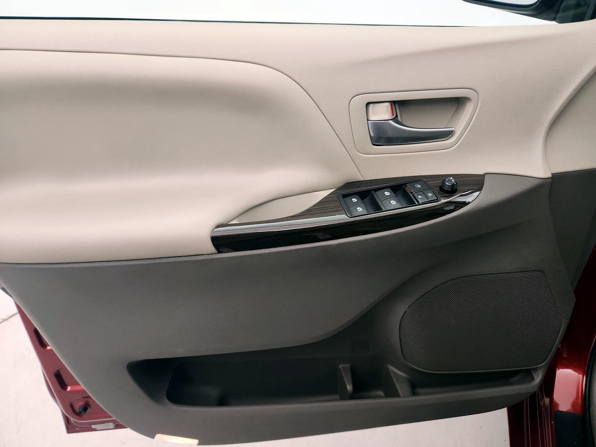 Thumbnail: 2015 Toyota Sienna - 12