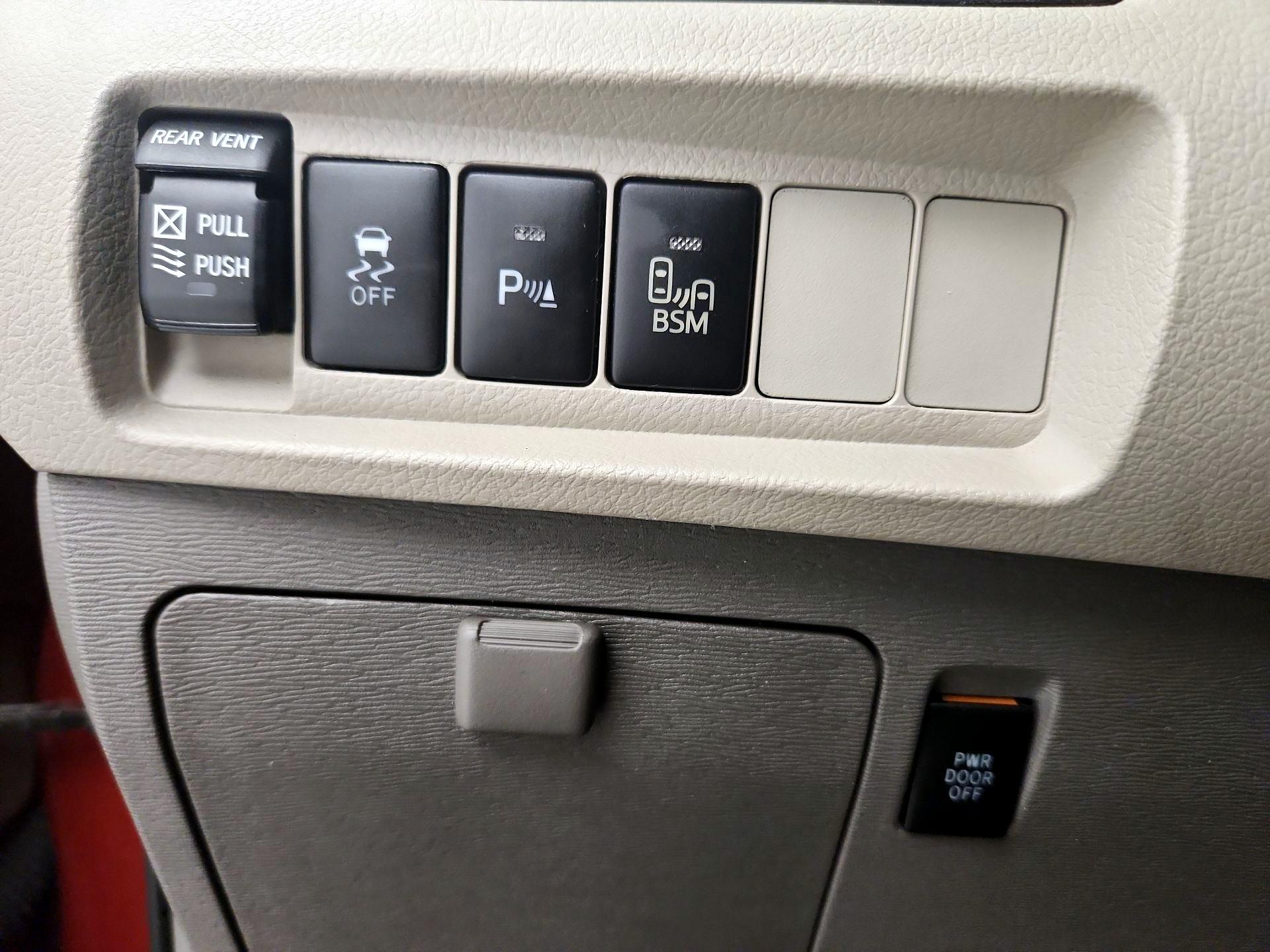 Thumbnail: 2015 Toyota Sienna - 13