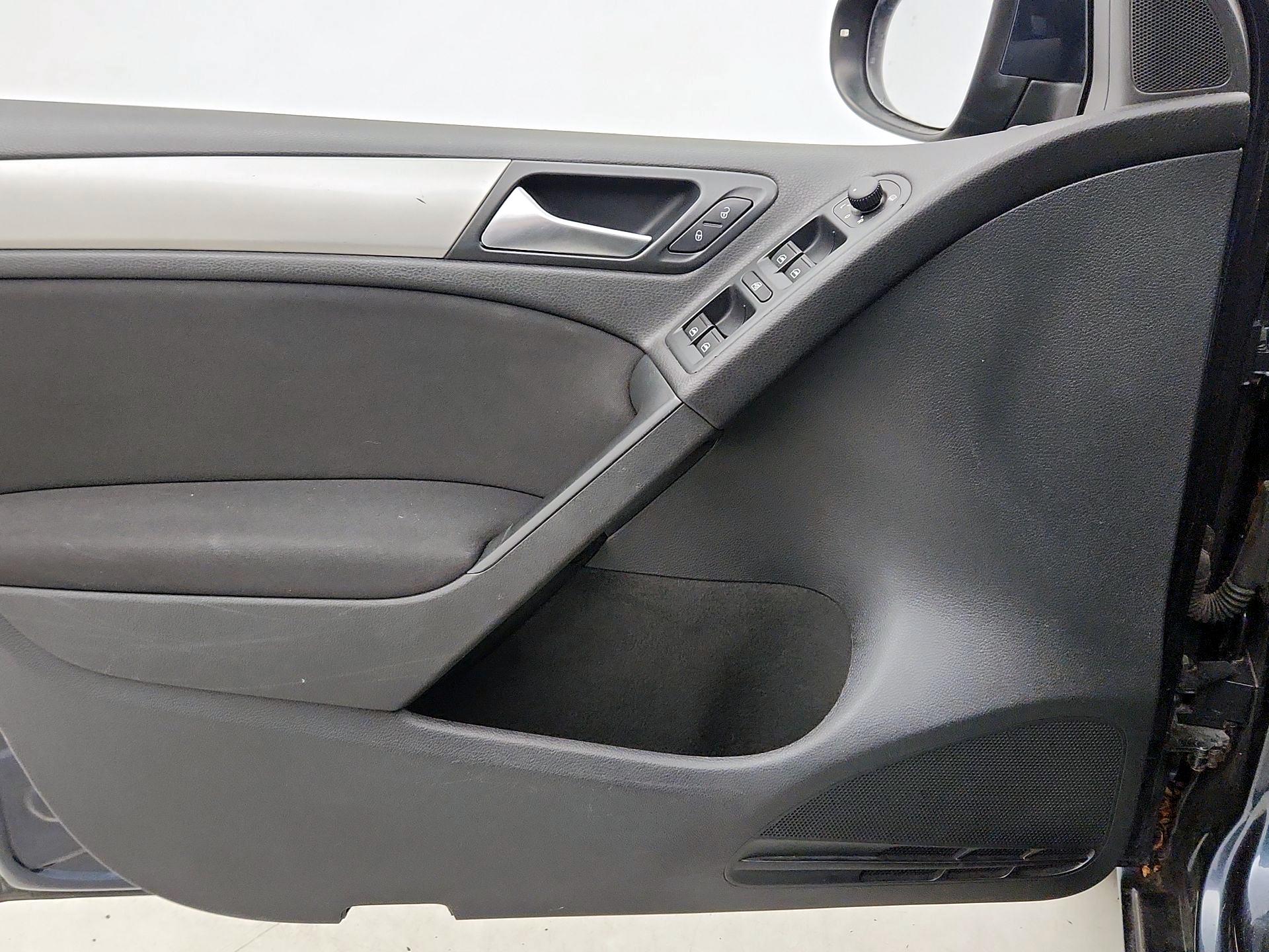 Thumbnail: 2014 Volkswagen Golf - 12