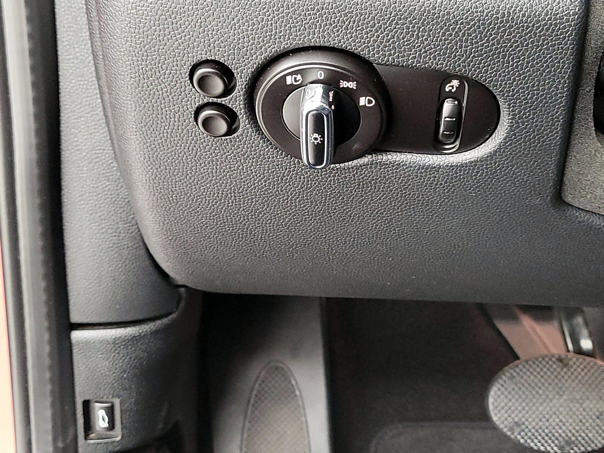 Thumbnail: 2015 MINI Cooper Hardtop - 13