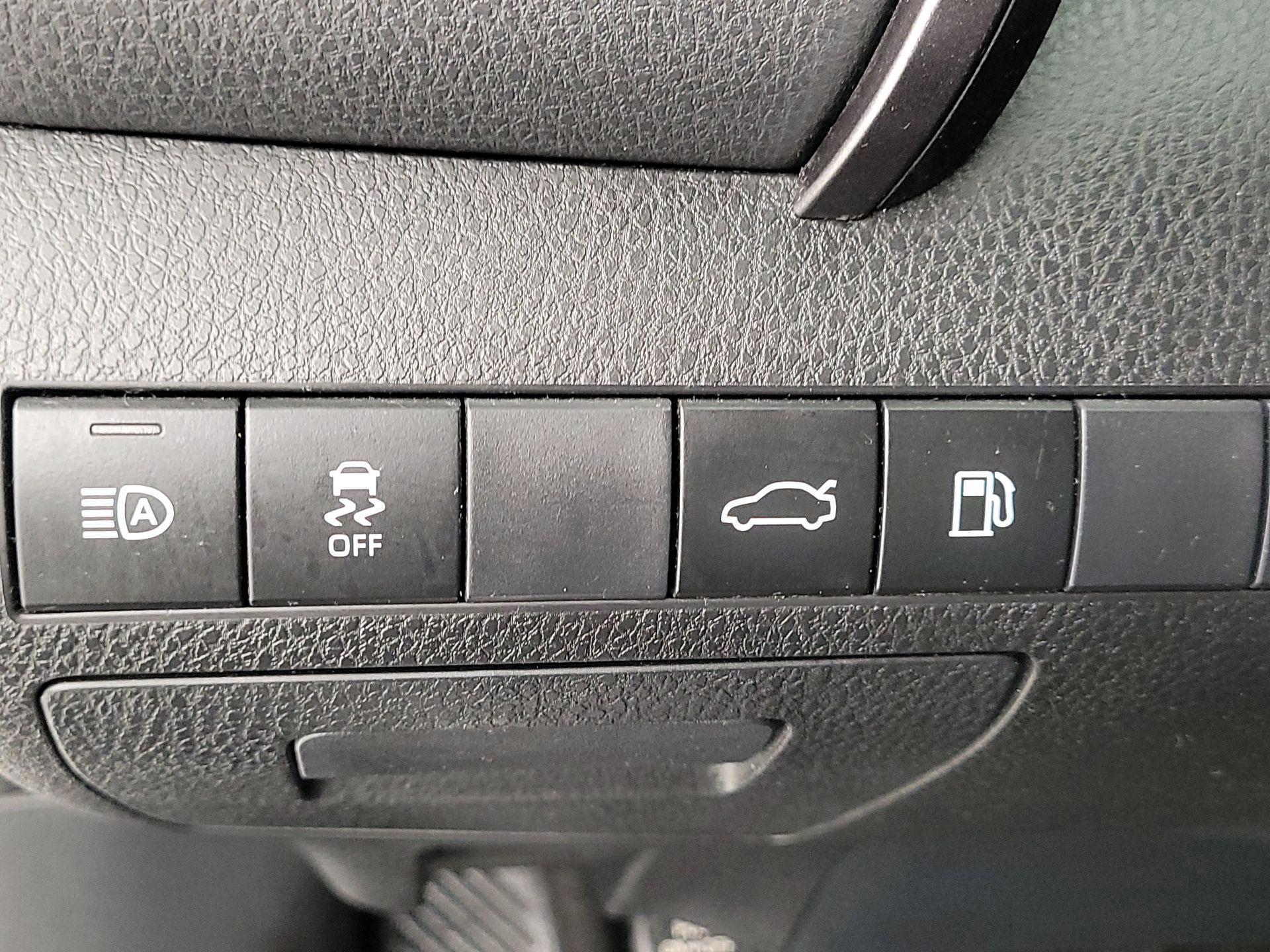 Thumbnail: 2018 Toyota Camry - 13